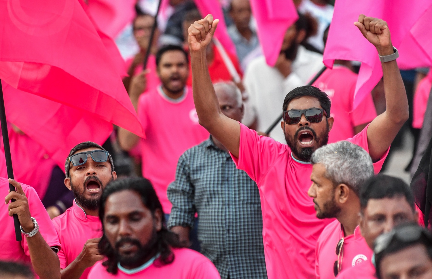 ކުރީގެ ރައީސް އަދި އިދިކޮޅު ލީޑަރު އަބްދުﷲ ޔާމީން ޖަލުން މިނިވަން ކުރަން ގޮވާލައި މިއަދު ބޭއްވި ހިނގާލުމުގެ ބައިވެރިން އަޑު އުފުލަނީ.---ފޮޓޯ: ފަޔާޒު މޫސާ| މިހާރު