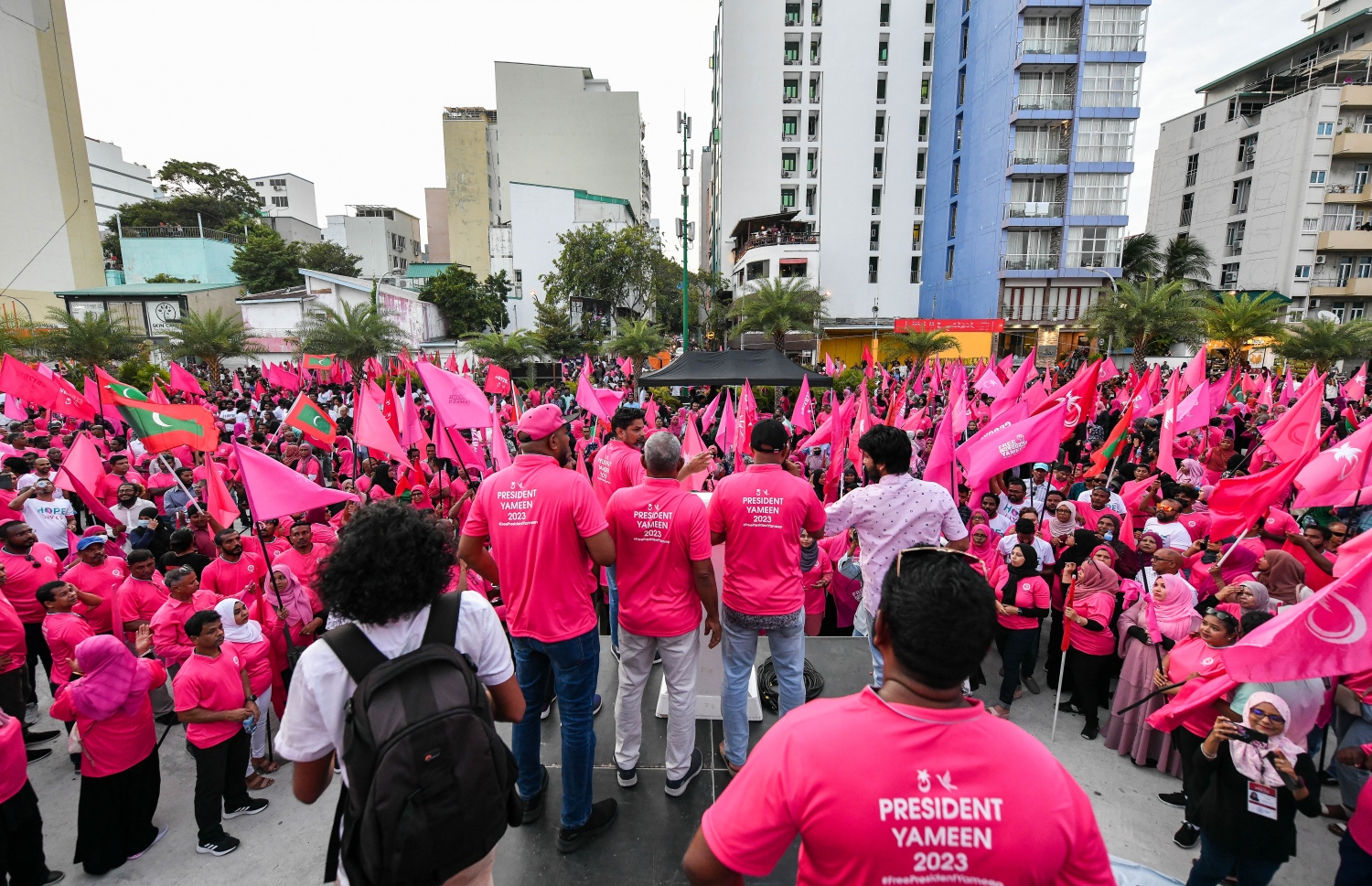 "ބުންވަރު" ހިނގާލުން ނިންމާލުމަށް ފަހު ހިނގާލުމުގެ ބައިވެރިން އާޓިފިޝަލް ބީޗް ސަރަހައްދަށް ޖަމާވަނީ.--- ފޮޓޯ: ފަޔާޒު މޫސާ | މިހާރު