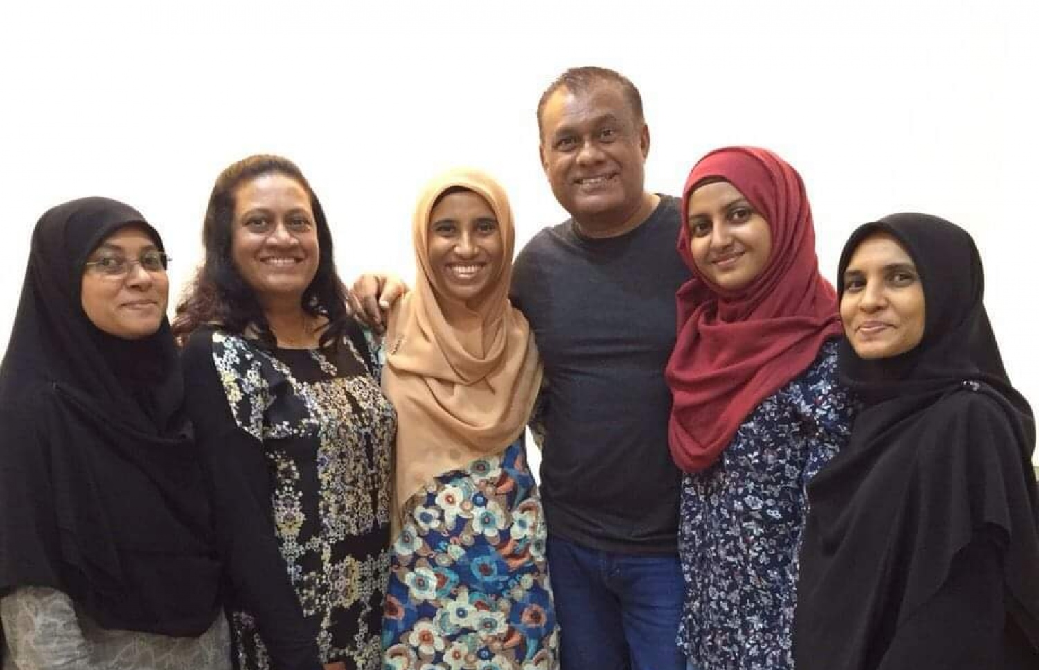 ނާދިޔާ، އޭނާގެ އެއްބަނޑުއެއްބަފާ މީހުންނާއެކު.