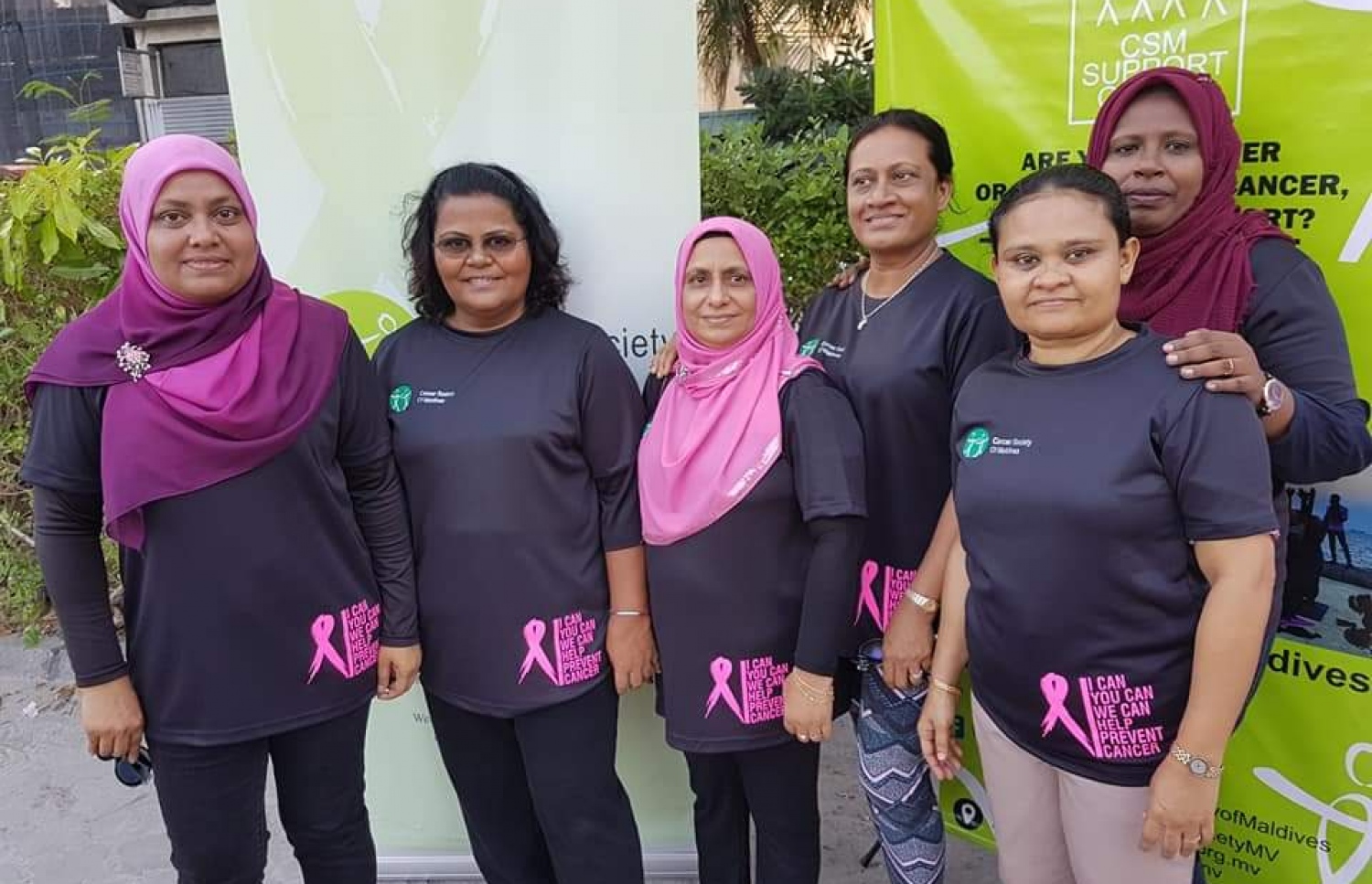 ކެންސަރުން ސަލާމަތްވި ބައެއް މީހުންނާއެކު، ނާދިޔާ (ކ-3) ފޮޓޯއަކަށް ހުއްޓިލައިގެން.