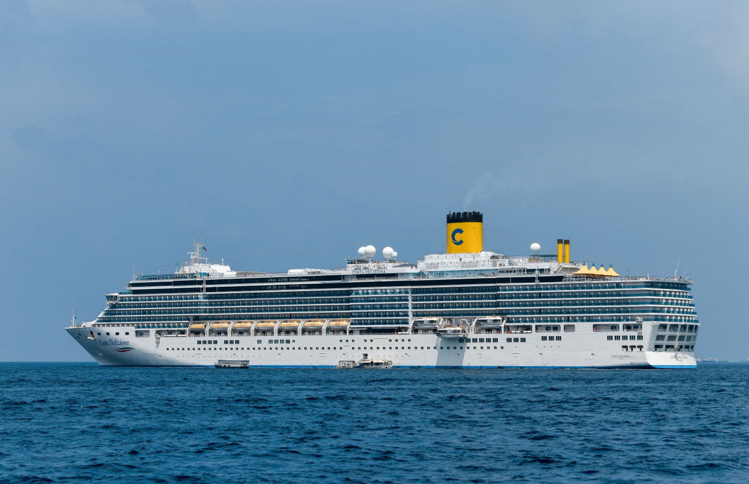 "ކޮސްޓާ ޑެލިޒިއޯސާ" ކްރޫޒްލައިނާ މާލޭ ކައިރި އަށް ބަނދަރުކޮއްފައި: މި ކްރޫޒްލައިނާ އަށް ދާ މީހުންނަށް ހިދުމަތް ދިނުމަށް ރޮބަޓްތައް ވެސް ގެންގުޅޭ.--- ފޮޓޯ: ފަޔާޒު މޫސާ | މިހާރު