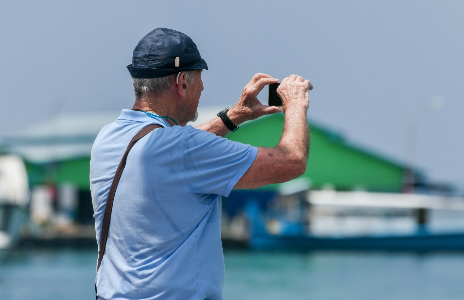 "ކޮސްޓާ ޑެލިޒިއޯސާ" ކްރޫޒްލައިނާ އިން މާލެ ފޭބި ޓޫރިސްޓަކު ބާޒާރު ސަރަހައްދުގައި ފޮޓޯއެއް ނަގަނީ.--- ފޮޓޯ: ފަޔާޒު މޫސާ | މިހާރު