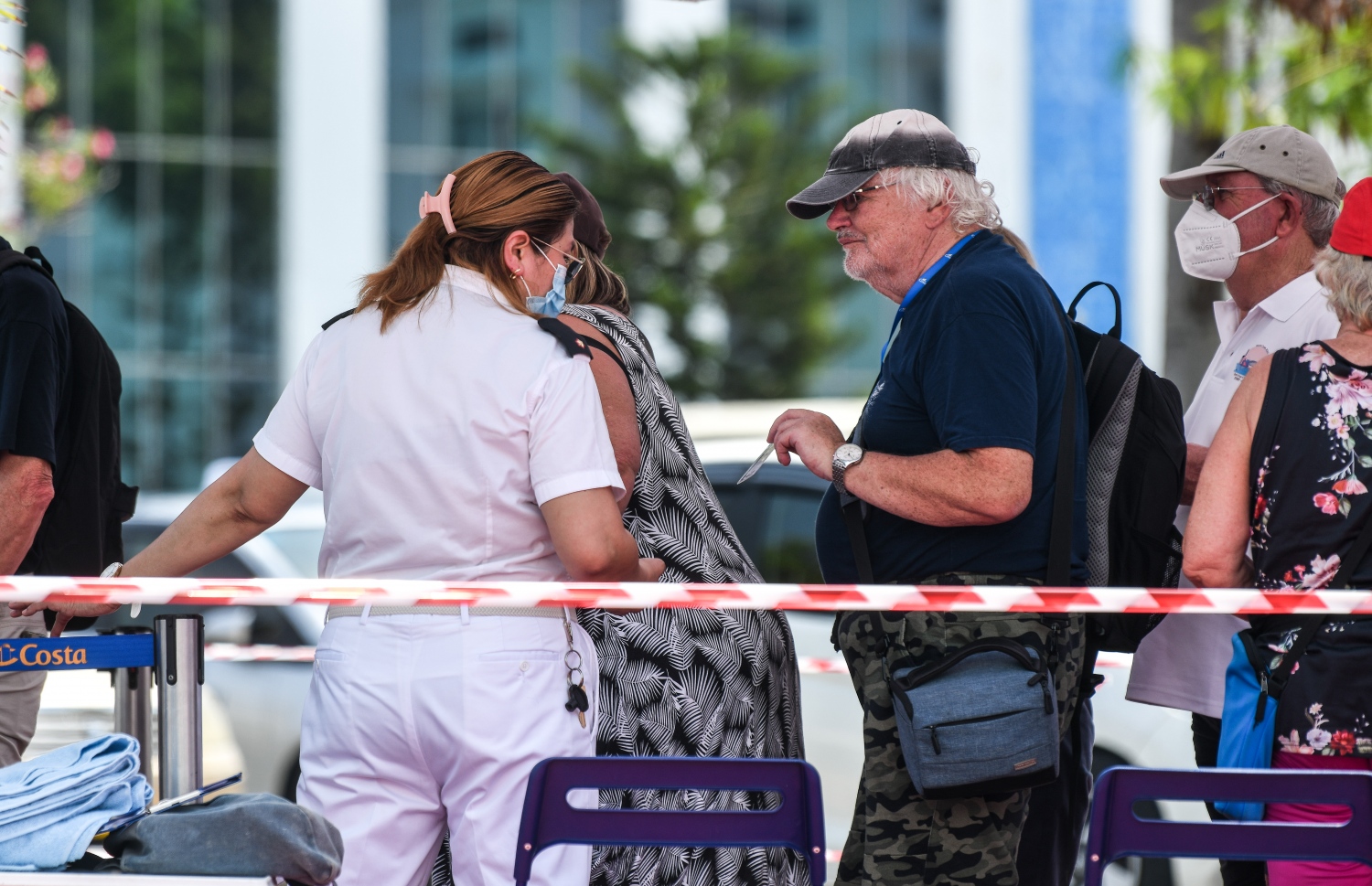 ކްރޫޒްލައިނާ އިން މާލެ ފޭބި ޓޫރިސްޓަކު އެނބުރި ދިއުމުގެ ކުރިން ކްރޫޒްލައިނާގެ ކްރޫއިން ފާސް ޗެކް ކުރަނީ.---- ފޮޓޯ: ފަޔާޒު މޫސާ | މިހާރު