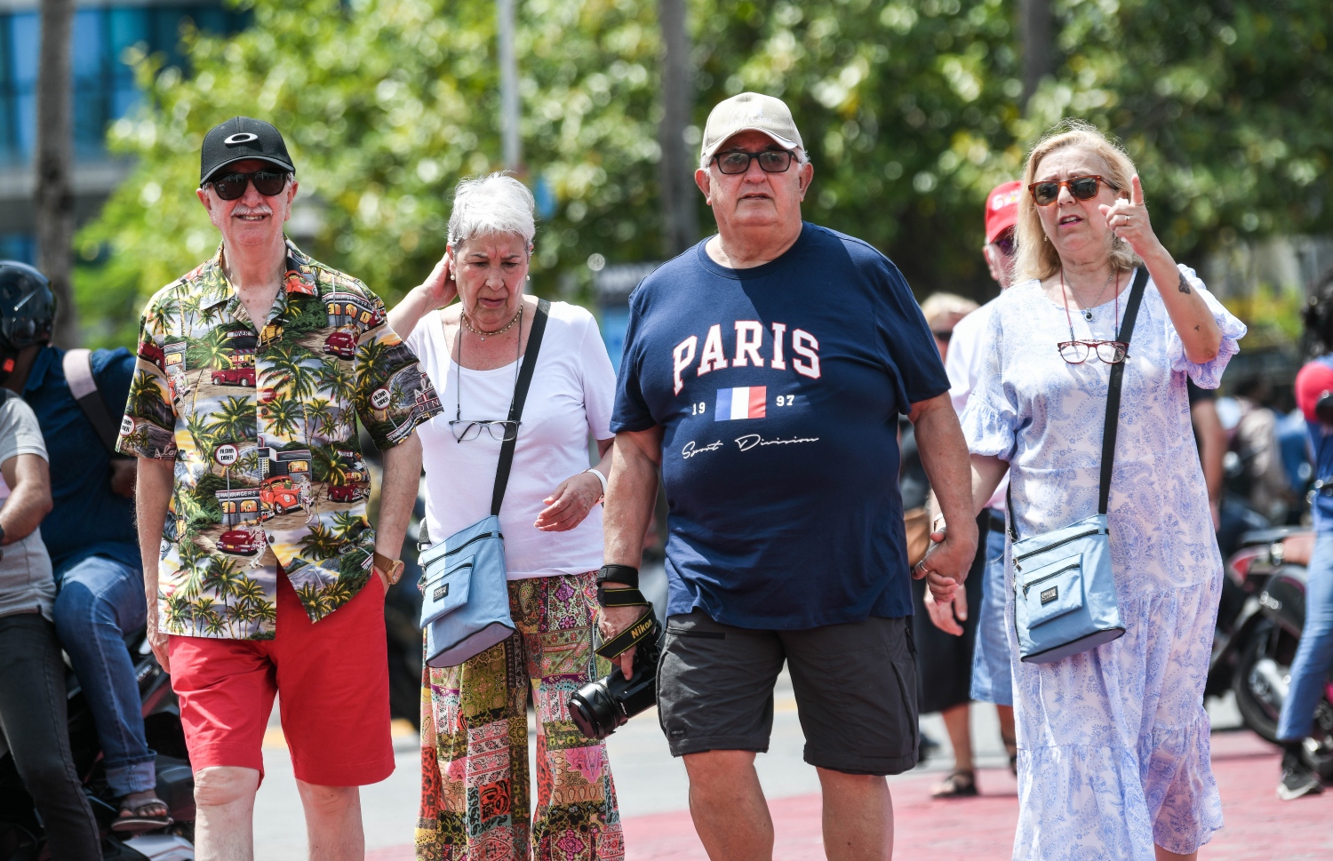 "ކޮސްޓާ ޑެލިޒިއޯސާ" ކްރޫޒްލައިނާ އިން ދަތުރުކުރި ބައެއް ޓޫރިސްޓުން ޖުމްހޫރީ މައިދާނުގައި ސަރަހައްދުގައި ހަރަކާތްތެރިވަނީ: މި ދުވަސްވަރު ގިނަދަދަކަށް ކްރޫޒްލައިނާ މާލޭ އަންނަމުން އެބަދޭ .--- ފޮޓޯ: ފަޔާޒު މޫސާ | މިހާރު