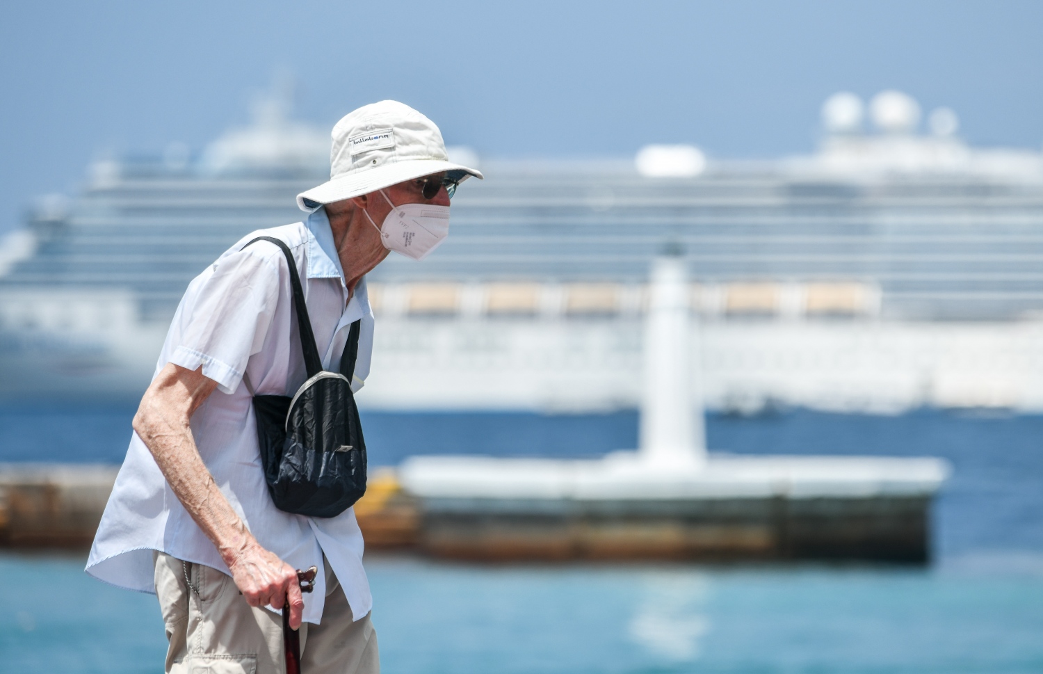 "ކޮސްޓާ ޑެލިޒިއޯސާ" ކްރޫޒްލައިނާ އިން މާލެ ފޭބި އުމުރުން ދުވަސްވީ ޓޫރިސްޓަކު ރަސްމީ ފާލަން ކައިރިން ހިނގާފަ ދަނީ: މި ކްރޫޒްލައިނާ އިން 700 ޓޫރިސްޓުން މިއަދު މާލެ ފައިބާނެ.--- ފޮޓޯ: ފަޔާޒު މޫސާ | މިހާރު