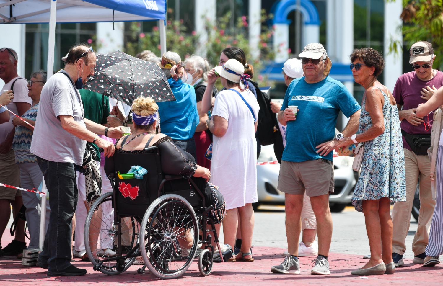 "ކޮސްޓާ ޑެލިޒިއޯސާ" ކްރޫޒްލައިނާ އިން އައި ބައެއް ޓޫރިސްޓުން ޖުމްހޫރީ މައިދާން ސަރަހައްދުގައި މަޑުކޮށްލައިގެން.--- ފޮޓޯ: ފަޔާޒު މޫސާ | މިހާރު