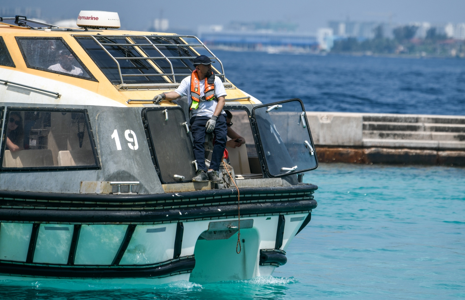 "ކޮސްޓާ ޑެލިޒިއޯސާ" ކްރޫޒްލައިނާ ޓޫރިސްޓުން ގޮވައިގެން އެ ކްރޫޒްލައިނާގެ ފެރީ މާލޭގެ ރަސްމީ ފާލަމަށް ކައިރި ކުރާއިރު، އެ ފެރީގެ ފަޅުވެރިއަކު ބޭރު ބަލަން މަޑުކޮށްލައިގެން.--- ފޮޓޯ: ފަޔާޒު މޫސާ | މިހާރު