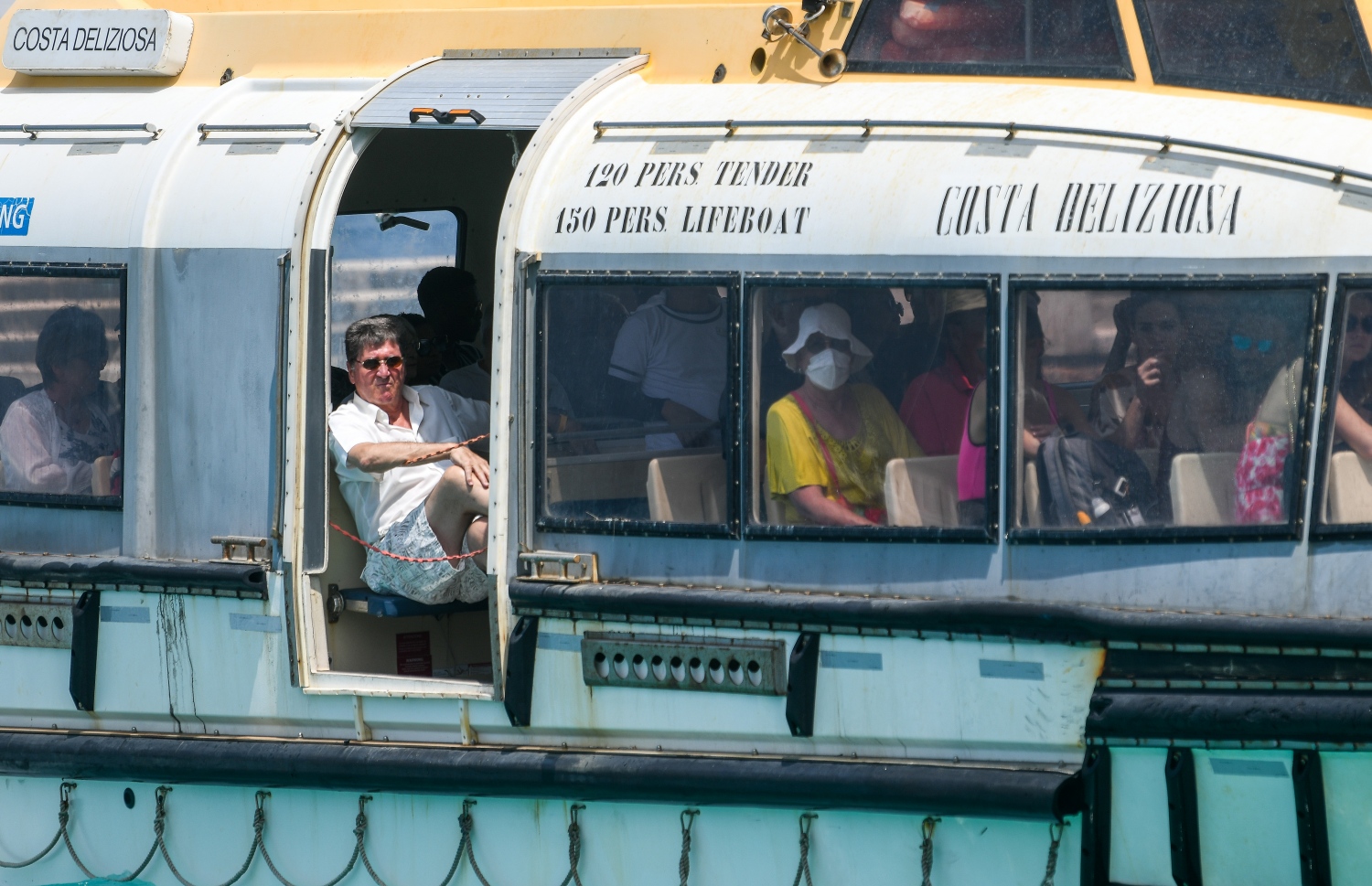 "ކޮސްޓާ ޑެލިޒިއޯސާ" ކްރޫޒްލައިނާ އިން ދަތުރުކުރި ޓޫރިސްޓުން ގޮވައިގެން އެ ކްރޫޒްލައިނާގެ ފެރީ މާލޭގެ ރަސްމީ ފާލަމަށް ކައިރި ކުރާއިރު ޓޫރިސްޓުން ބޭރު ބަލާލަނީ.--- ފޮޓޯ: ފަޔާޒު މޫސާ | މިހާރު