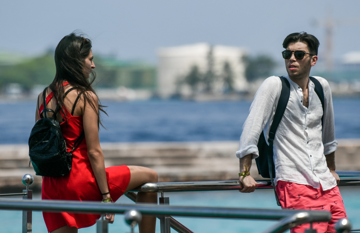 "ކޮސްޓާ ޑެލިޒިއޯސާ" ކްރޫޒްލައިނާ އިން މިއަދު މާލެ ފޭބި ދެ ޓޫރިސްޓަކު އިއްޒުއްދީން ފާލަމުގައި މަޑުކޮށްލައިގެން.--- ފޮޓޯ: ފަޔާޒު މޫސާ | މިހާރު