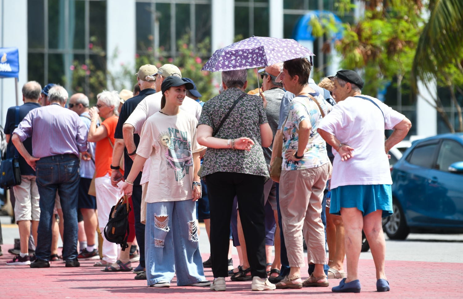 "ކޮސްޓާ ޑެލިޒިއޯސާ" ކްރޫޒްލައިނާ އިން އައި ބައެއް ޓޫރިސްޓުން ޖުމްހޫރީ މައިދާން ސަރަހައްދުގައި މަޑުކޮށްލައިގެން.--- ފޮޓޯ: ފަޔާޒު މޫސާ | މިހާރު