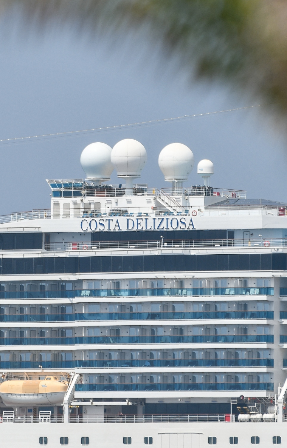 "ކޮސްޓާ ޑެލިޒިއޯސާ" ކްރޫޒްލައިނާ މާލޭ ކައިރި އަށް ބަނދަރުކޮއްފައި: މި ކްރޫޒްލައިނާ އަށް ދާ މީހުންނަށް ހިދުމަތް ދިނުމަށް ރޮބަޓްތައް ވެސް ގެންގުޅޭ.--- ފޮޓޯ: ފަޔާޒު މޫސާ | މިހާރު