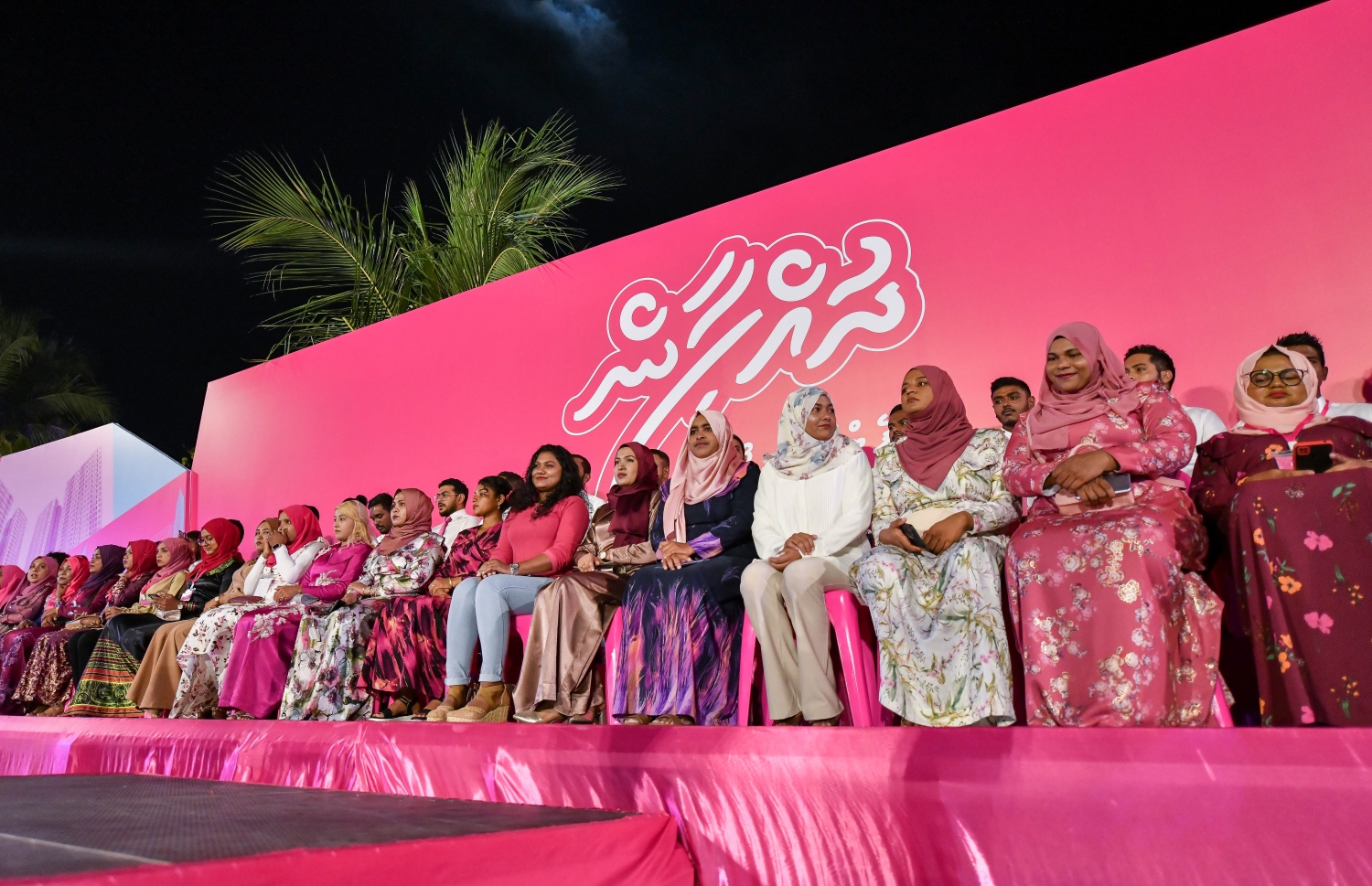 އިދިކޮޅު ކޯލިޝަނުން ރޭ ބޭއްވި ޖަލްސާގައި ބައިވެރިވި ބައެއް މީހުން-- ފޮޓޯ: ފަޔާޒު މޫސާ/ މިހާރު