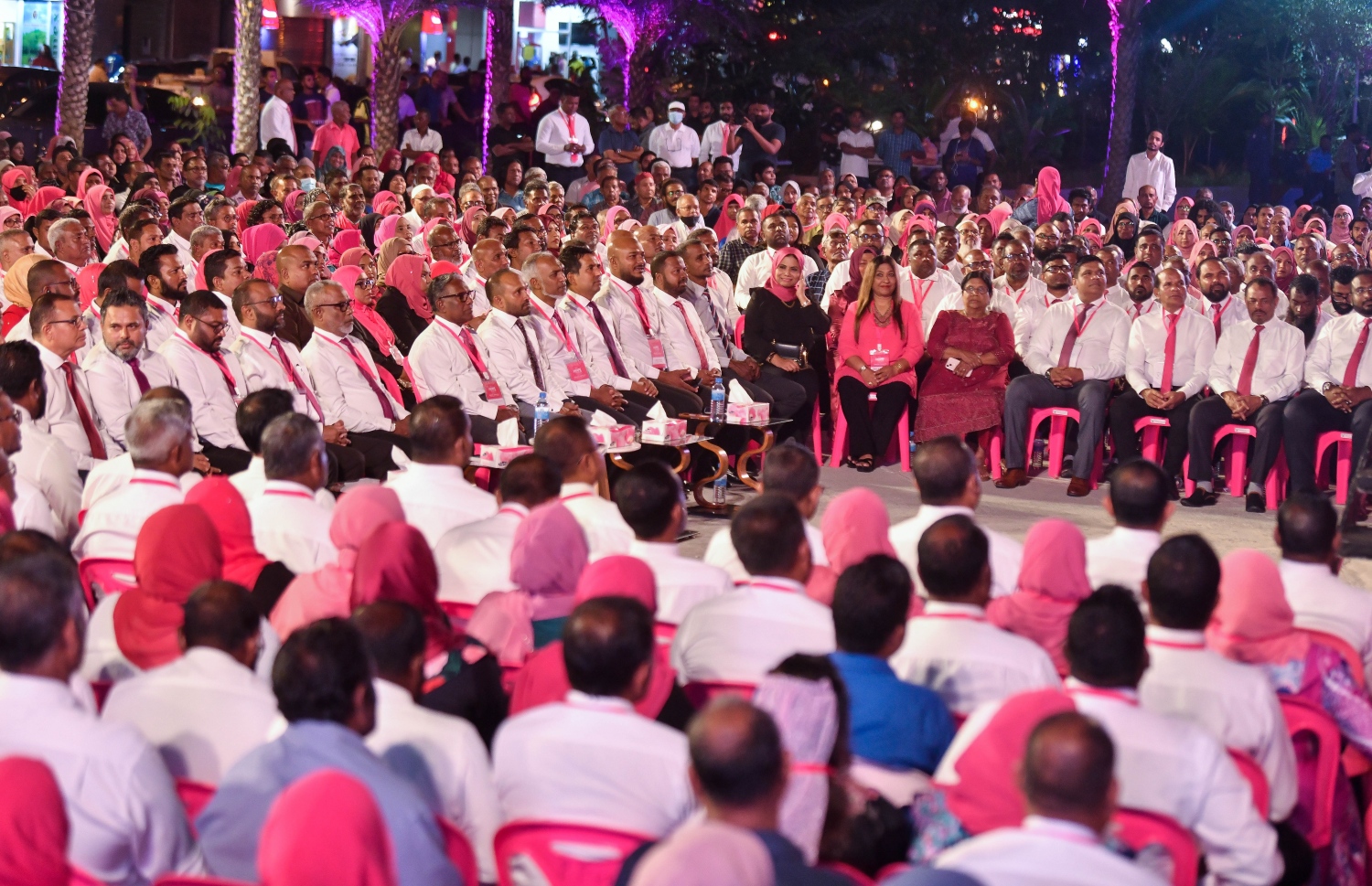 އިދިކޮޅު ކޯލިޝަނުން ރޭ ބޭއްވި ޖަލްސާގައި ބައިވެރިވި ބައެއް މީހުން.-- ފޮޓޯ: ފަޔާޒު މޫސާ/ މިހާރު
