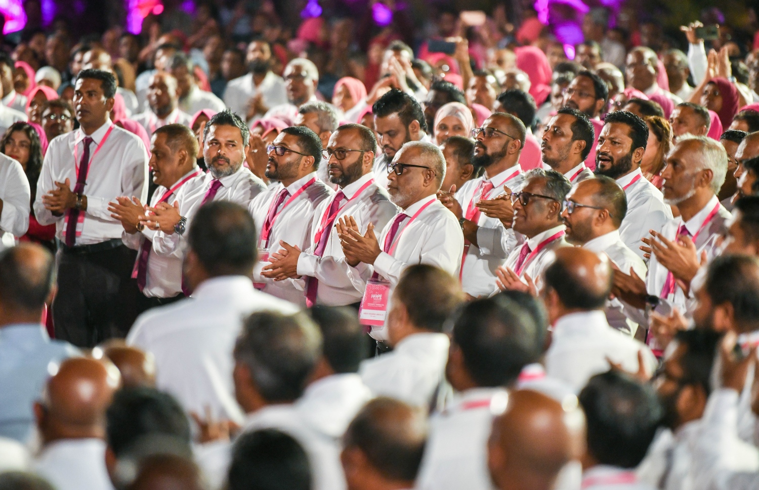 ދުއްޕާން ޖަލްސާގައި އިދިކޮޅު ކޯލިޝަންގެ ލީޑަޝިޕް ބޭފުޅުން ބައިވެރިވަނީ: މި ޖަލްސާގައި ގިނަ ބަޔަކުވަނީ ބައިވެރިވެފަ -- ފޮޓޯ: ފަޔާޒު މޫސާ | މިހާރު