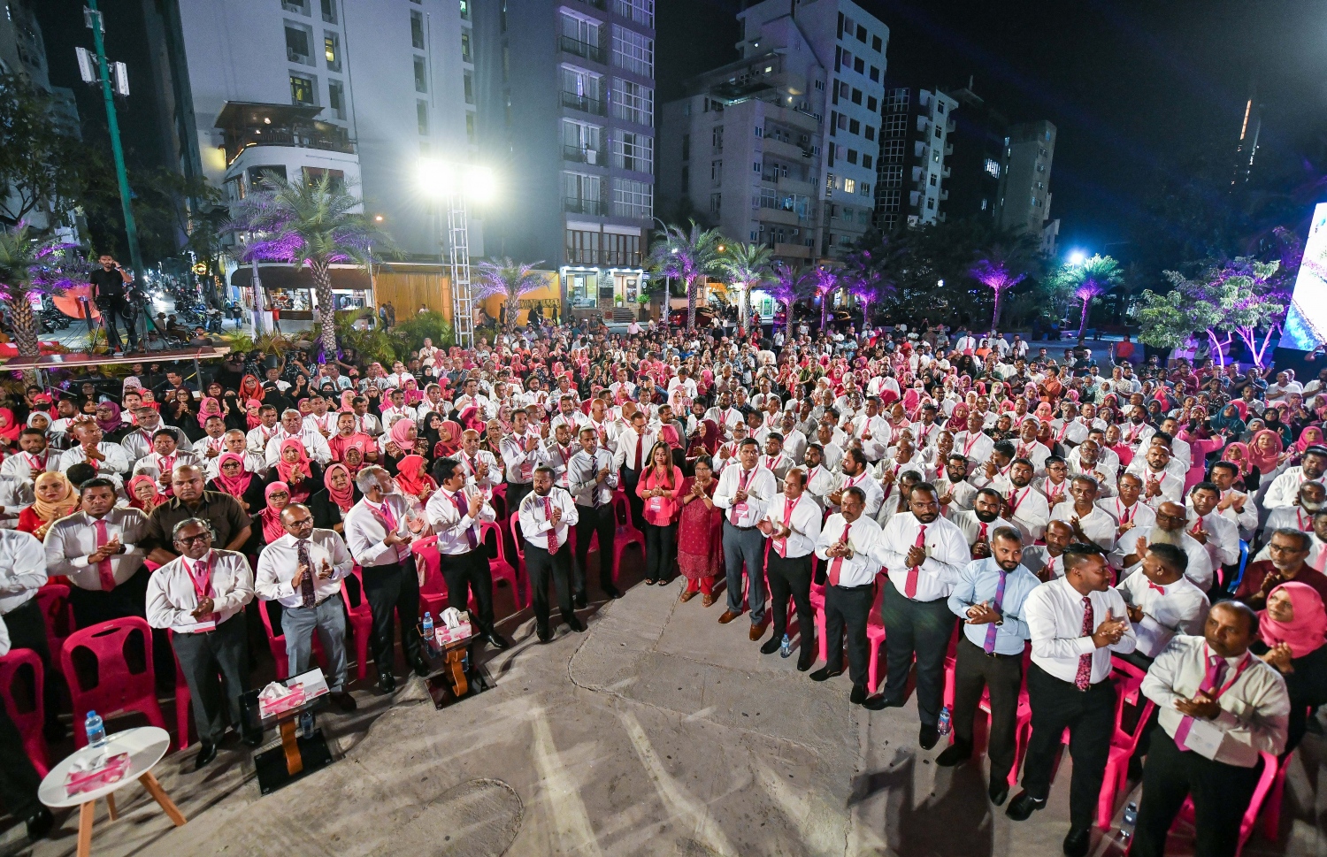 ހޯޕް ކޮންފަރެންސް ނިންމާލުމުގެ ގޮތުން އާޓިފިޝަލް ބީޗުގައި "ދުއްޕާން"ގެ ނަމުގައި ބޭއްވި ޖަލްސާގައި އެ ކޯލިޝަންގެ އިސްބޭފުޅުންގެ އިތުރުން އާންމު މެމްބަރުން ބައިވެރިވަނީ -- ފޮޓޯ: ފަޔާޒު މޫސާ | މިހާރު