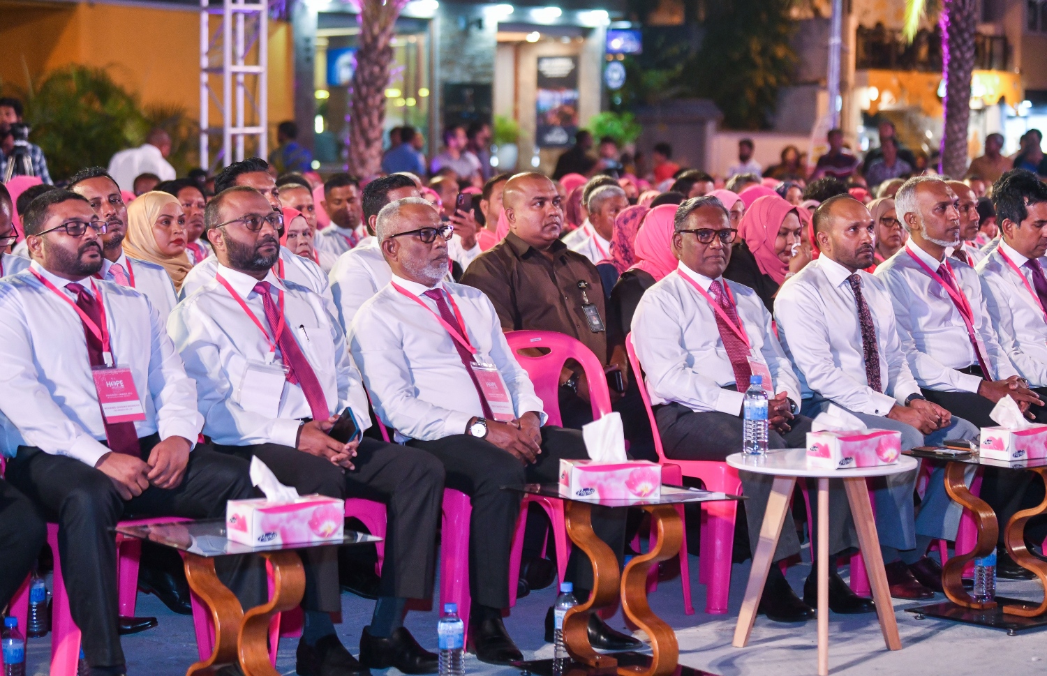 ޕީޕީއެމް / ޕީއެންސީން ކޯލިޝަނުން ބޭއްވި "ދުއްޕާން" ޖަލްސާގައި އެ ކޯލިޝަންގެ ލީޑަޝިޕްގައި ހިމެނިވަޑައިގަންނަވާ ބޭފުޅުން ބައިވެރިވެވަޑައިގަންނަވަނީ.-- ފޮޓޯ: ފަޔާޒު މޫސާ | މިހާރު