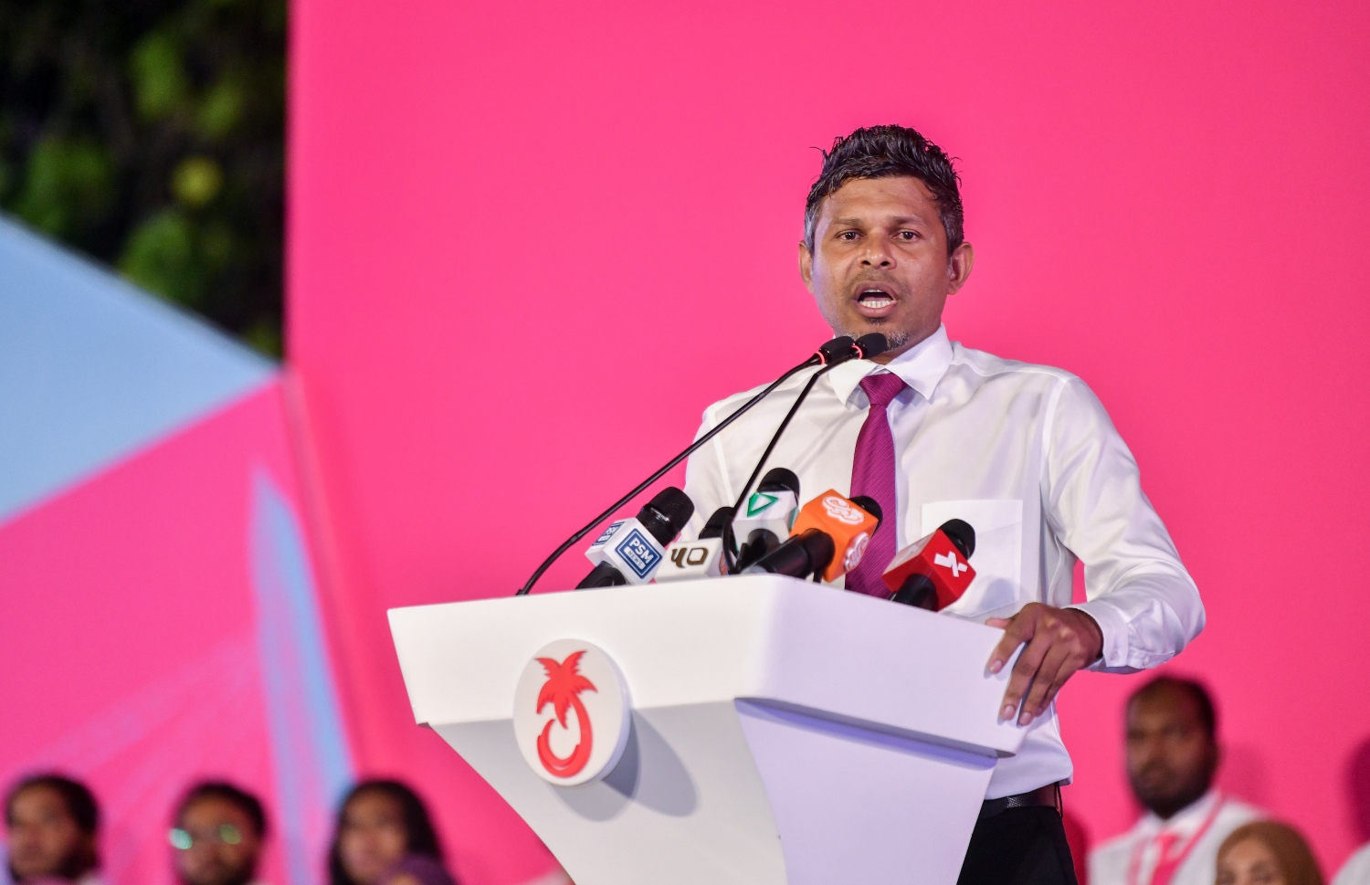 ދުއްޕާން ޖަލްސާގައި ފަރެސްމާތޮޑާ މަޖިލިސް މެމްބަރު ހުސެއިން މުހައްމަދު ލަތީފް ވާހަކަ ދައްކަނީ -- ފޮޓޯ: ފަޔާޒު މޫސާ | މިހާރު