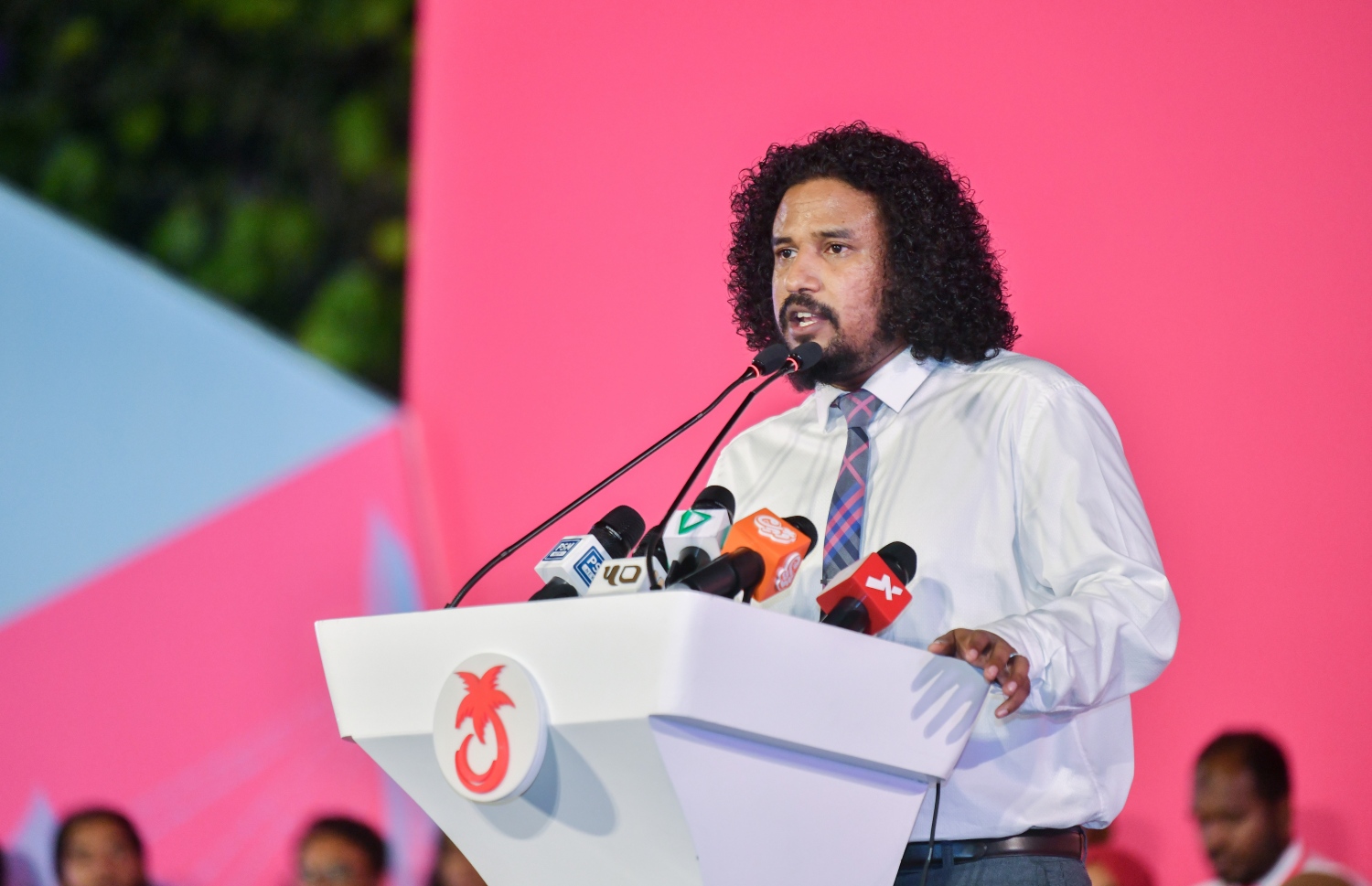 އިދިކޮޅު ކޯލިޝަންގެ ދުއްޕާން ޖަލްސާގައި ޒުވާނަކު ވާހަކަ ދައްކަނީ -- ފޮޓޯ: ފަޔާޒު މޫސާ | މިހާރު