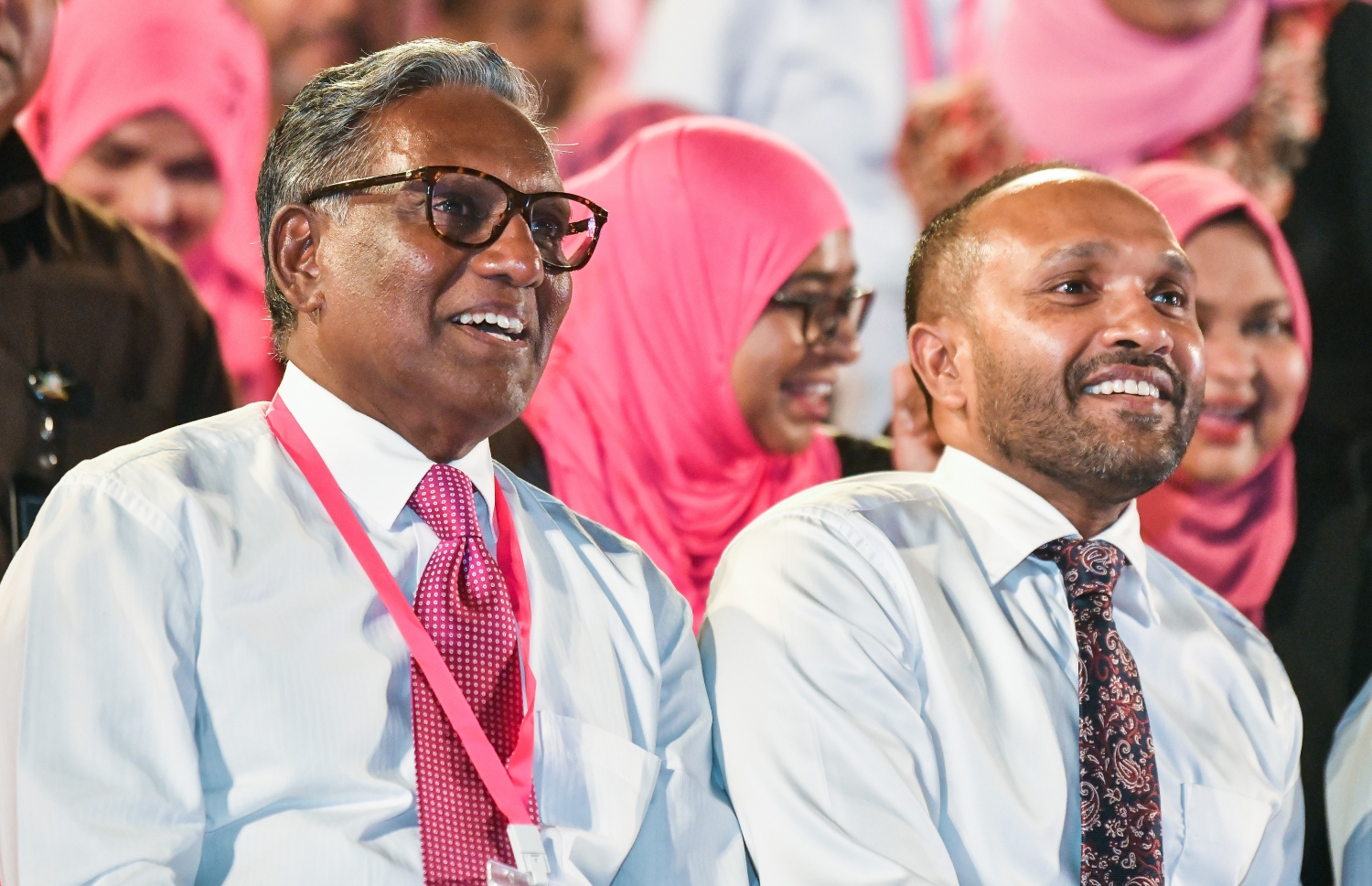 އިދިިކޮޅު ކޯލިޝަނުން ބޭއްވި ދުއްޕާން ޖަލްސާގައި ކުރީގެ ނައިބް ރައީސް ޑރ. މުހައްމަދު ވަހީދު ހަސަން މަނިކާއި ރައީސް ޔާމީންގެ ގާނޫނީ ވަކީލު ޑރ.މުހައްމަދު ޖަމީލް އަހްމަދު ބައިވެރިވެ ވަޑައިގަންނަވަނީ -- ފޮޓޯ: ފަޔާޒު މޫސާ | މިހާރު