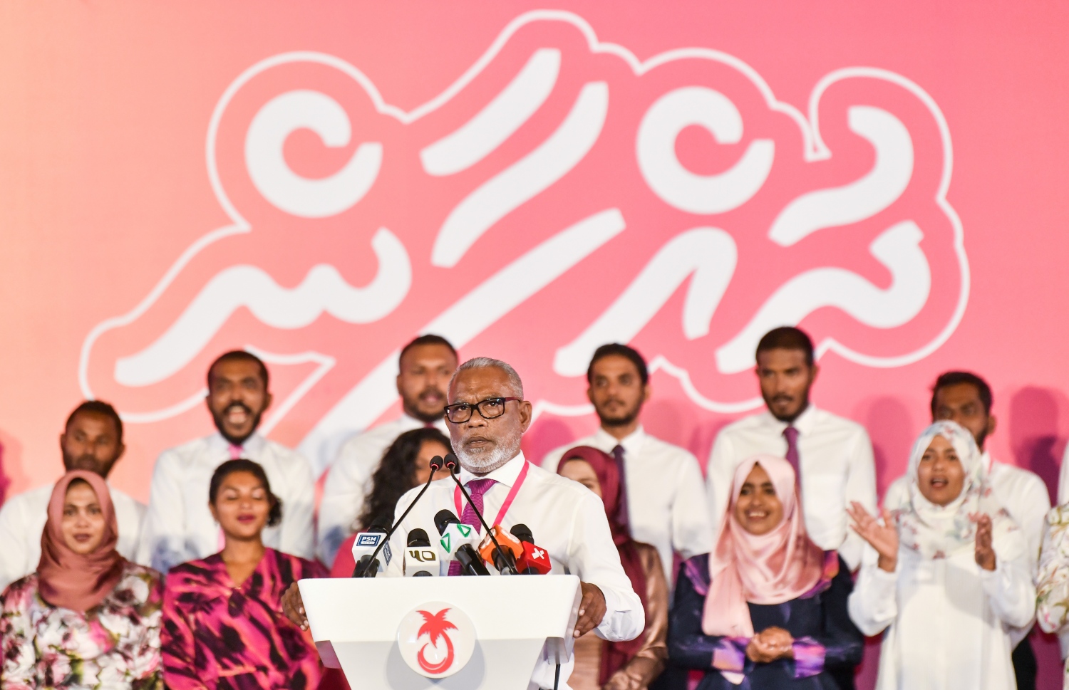 ދުއްޕާން ޖަލްސާގައި ކޯލިޝަން ހިންގުމުގައި މި ވަގުތު އިސްކޮށް ހުންނެވި އަބްދުއްރަހީމް އަބްދުﷲ (އަދުރޭ) ވާހަކަ ދައްކަނީ: 1،000 އަށް ވުރެ ގިނަ މީހުންނާއެކު މިިދިޔަ ބުރާސްފަތި ދުވަހު ފެށި "ހޯޕް ކޮންފަރެންސް" މި ސަރުކާރަށް ހަޖަމު ނުވި ކަމަށް ބުނި -- ފޮޓޯ: ފަޔާޒު މޫސާ | މިހާރު