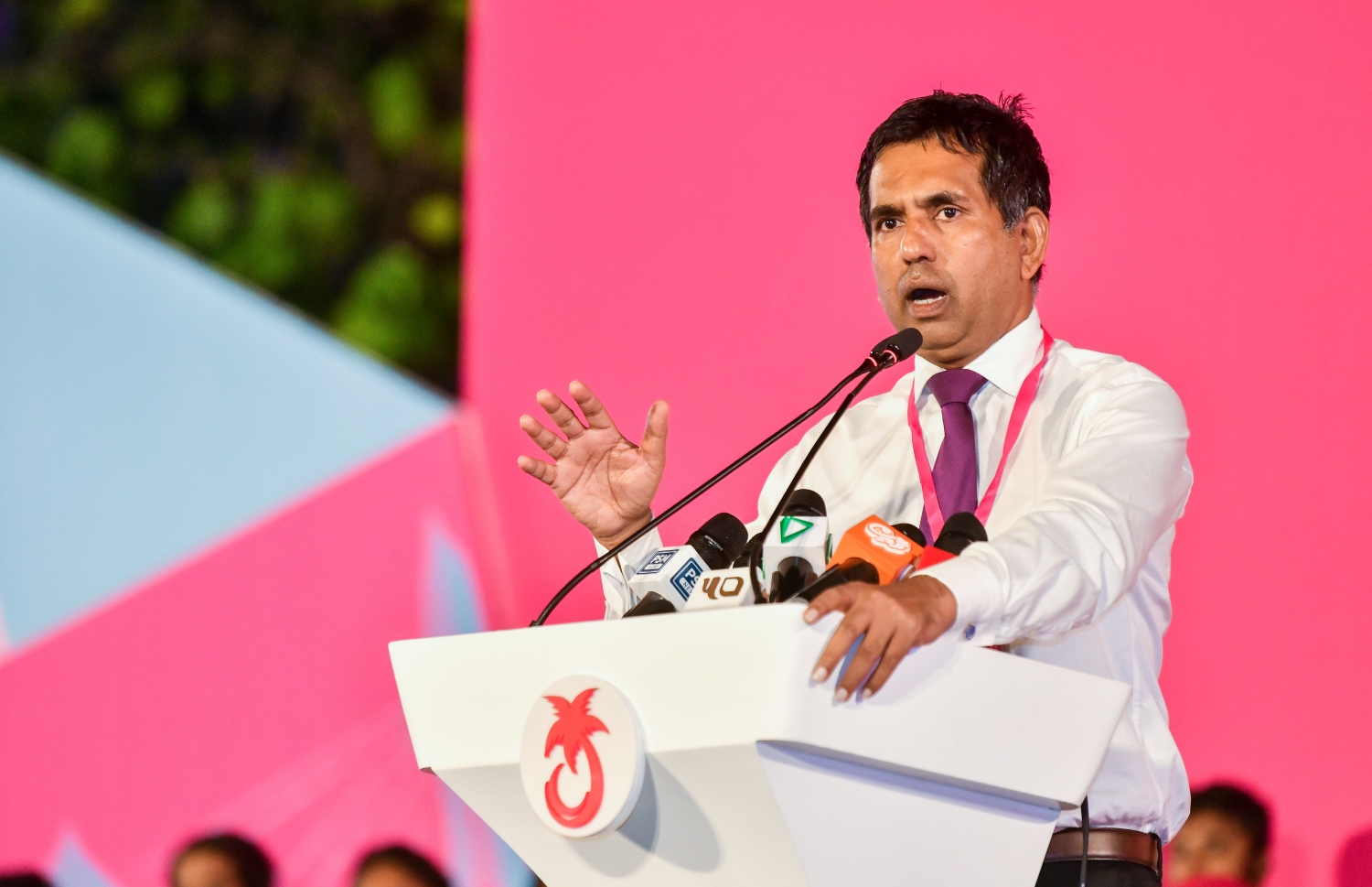 އާޓިފިޝަލް ބީޗުގައި ބޭއްވި "ދުއްޕާން" ޖަލްސާގައި ޕީއެންސީގެ ނައިބު ރައީސް، މާވަށު ދާއިރާގެ މެމްބަރު މުހައްމަދު ސައީދު ވާހަކަފުޅު ދައްކަވަނީ: "ދޫންޏަކަށް" އަދި "ބާއްޒަކަށް" ވެސް ޕީޕީއެމްގެ ޓިކެޓް ނުލިބޭނެ ކަމަށް ވިދާޅުވި -- ފޮޓޯ: ފަޔާޒު މޫސާ | މިހާރު