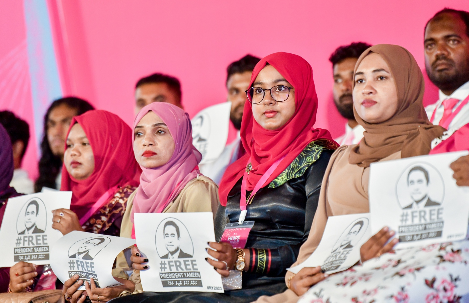 އިދިކޮޅު ޕީޕީއެމް / ޕީއެންސީއިން ބޭއްވި ދުއްޕާން ޖަލްސާގައި ބައިވެރި އަންހެން މެމްބަރުން ކުރީގެ ރައީސް ޔާމީން މިނިވަން ކުރުމަށް ލިޔެފައިވާ ކަރުދާސްތަކެއް ހިފައިގެން ދުއްޕާން ޖަލްސާގައި ބައިވެރިވަނީ -- ފޮޓޯ: ފަޔާޒު މޫސާ | މިހާރު