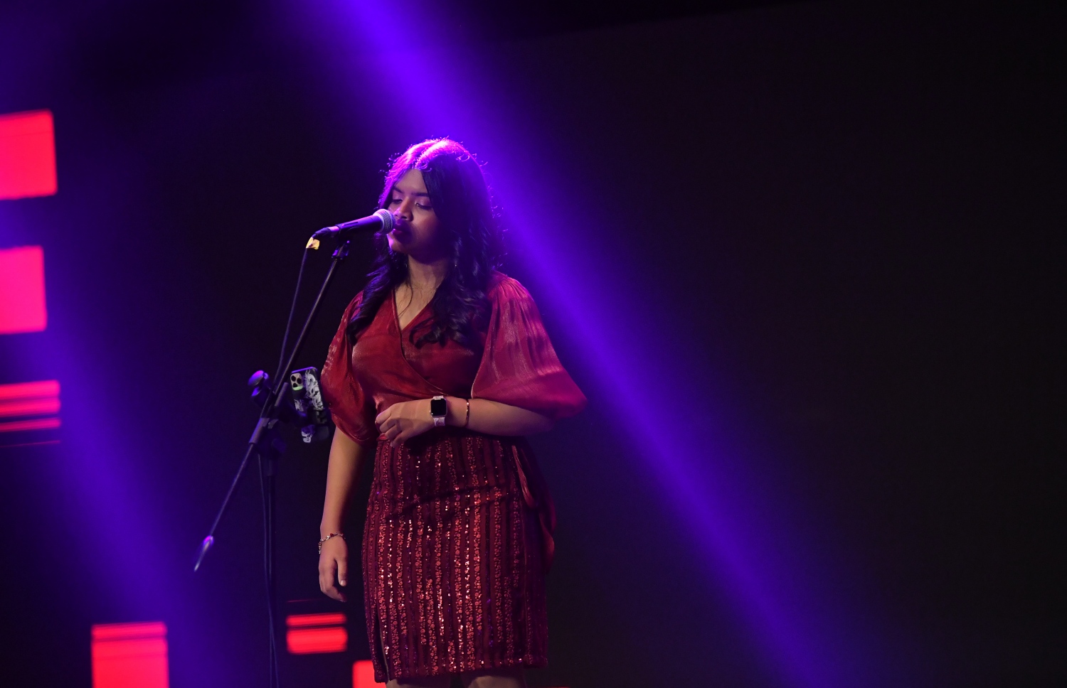 މަރާމާތު ކުރުމަށްޓަކައި ތިން އަހަރު ދުވަހަށް ބަންދުކޮށްފައި ބެހެއްޓުމަށް ފަހު، ކުލަގަދަ ރަސްމިއްޔާތަކާއެކު ޒަމާނީ ފެންވަރުގައި އޮލިމްޕަސް ރަސްމީކޮށް ހުޅުވުމަށް ބޭއްވި ހަފުލާގައި ފަންނާނަކު ޕާފޯމް ކުރަނީ.-- ފޮޓޯ: ރައީސް އޮފީސް