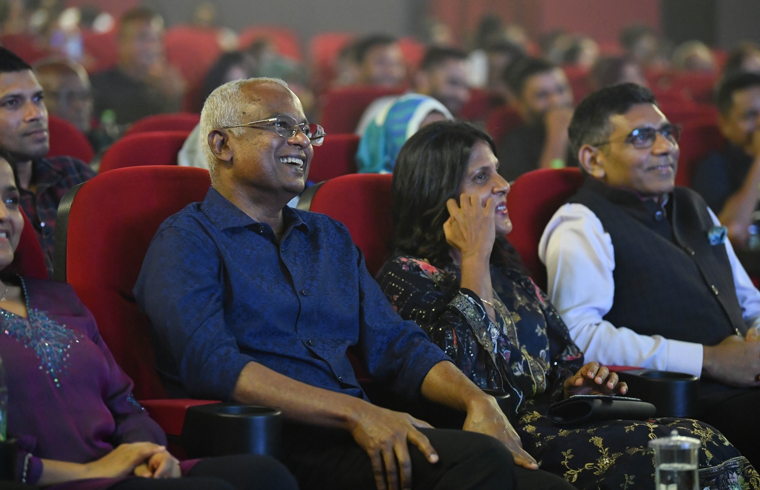 މަރާމާތު ކުރުމަށްޓަކައި ތިން އަހަރު ދުވަހަށް ބަންދުކޮށްފައި ބެހެއްޓުމަށް ފަހު، ކުލަގަދަ ރަސްމިއްޔާތަކާއެކު ޒަމާނީ ފެންވަރުގައި އޮލިމްޕަސް ރަސްމީކޮށް ހުޅުވުމަށް ބޭއްވި ހަފުލާގައި ރައީސް އިބްރާހިމް މުހައްމަދު ސޯލިހު ބައިވެރިވެ ވަޑައިގަންނަވަނީ.-- ފޮޓޯ: ރައީސް އޮފީސް