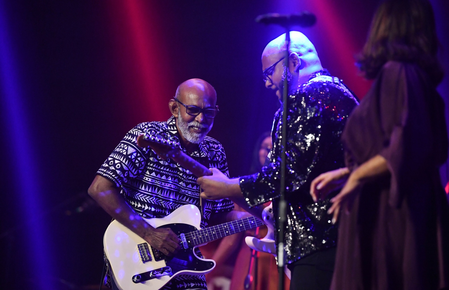 މަރާމާތު ކުރުމަށްޓަކައި ތިން އަހަރު ދުވަހަށް ބަންދުކޮށްފައި ބެހެއްޓުމަށް ފަހު، ކުލަގަދަ ރަސްމިއްޔާތަކާއެކު ޒަމާނީ ފެންވަރުގައި އޮލިމްޕަސް ރަސްމީކޮށް ހުޅުވުމަށް ބޭއްވި ހަފުލާގައި ފަންނާނުންތަކެއް ޕާފޯމް ކުރަނީ.-- ފޮޓޯ: ރައީސް އޮފީސް