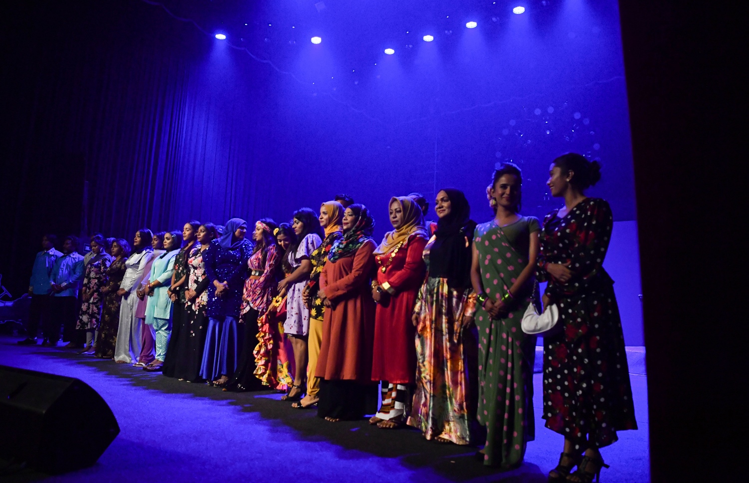 މަރާމާތު ކުރުމަށްޓަކައި ތިން އަހަރު ދުވަހަށް ބަންދުކޮށްފައި ބެހެއްޓުމަށް ފަހު، ކުލަގަދަ ރަސްމިއްޔާތަކާއެކު ޒަމާނީ ފެންވަރުގައި އޮލިމްޕަސް ރަސްމީކޮށް ހުޅުވުމަށް ބޭއްވި ހަފުލާގައި  ބައެއް ފަންނާނުން ބައިވެރިވަނީ.-- ފޮޓޯ: ރައީސް އޮފީސް