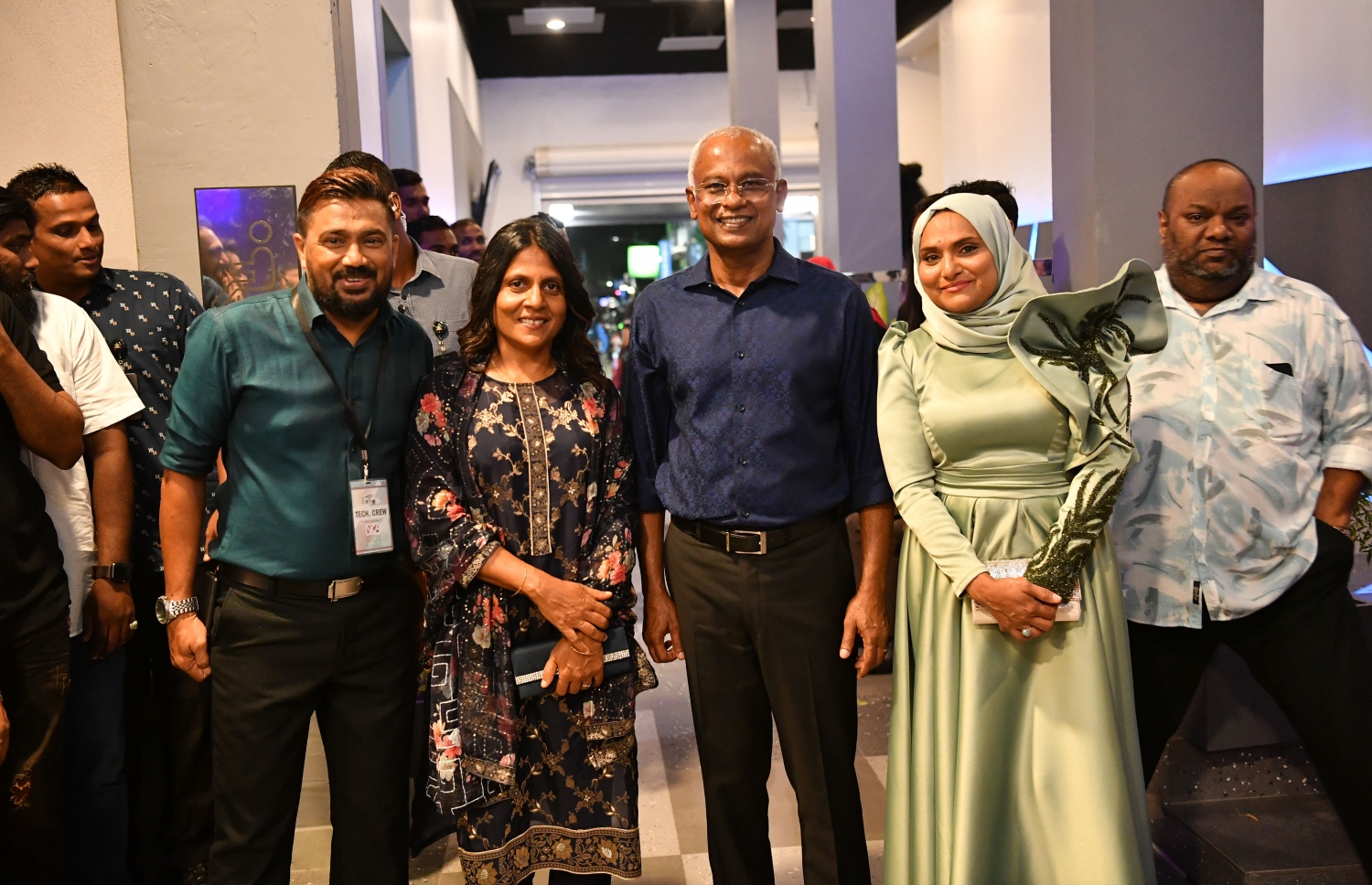 މަރާމާތު ކުރުމަށްޓަކައި ތިން އަހަރު ދުވަހަށް ބަންދުކޮށްފައި ބެހެއްޓުމަށް ފަހު، ކުލަގަދަ ރަސްމިއްޔާތަކާއެކު ޒަމާނީ ފެންވަރުގައި އޮލިމްޕަސް ރަސްމީކޮށް ހުޅުވުމަށް ބޭއްވި ހަފުލާގައި ރައީސް އިބްރާހިމް މުހައްމަދު ސޯލިހު ބައެއް ފަންނާނުންނާއެކު ފޮޓޯ އަކަށް ހުއްޓިވަޑައިގެން.-- ފޮޓޯ: ރައީސް އޮފީސް