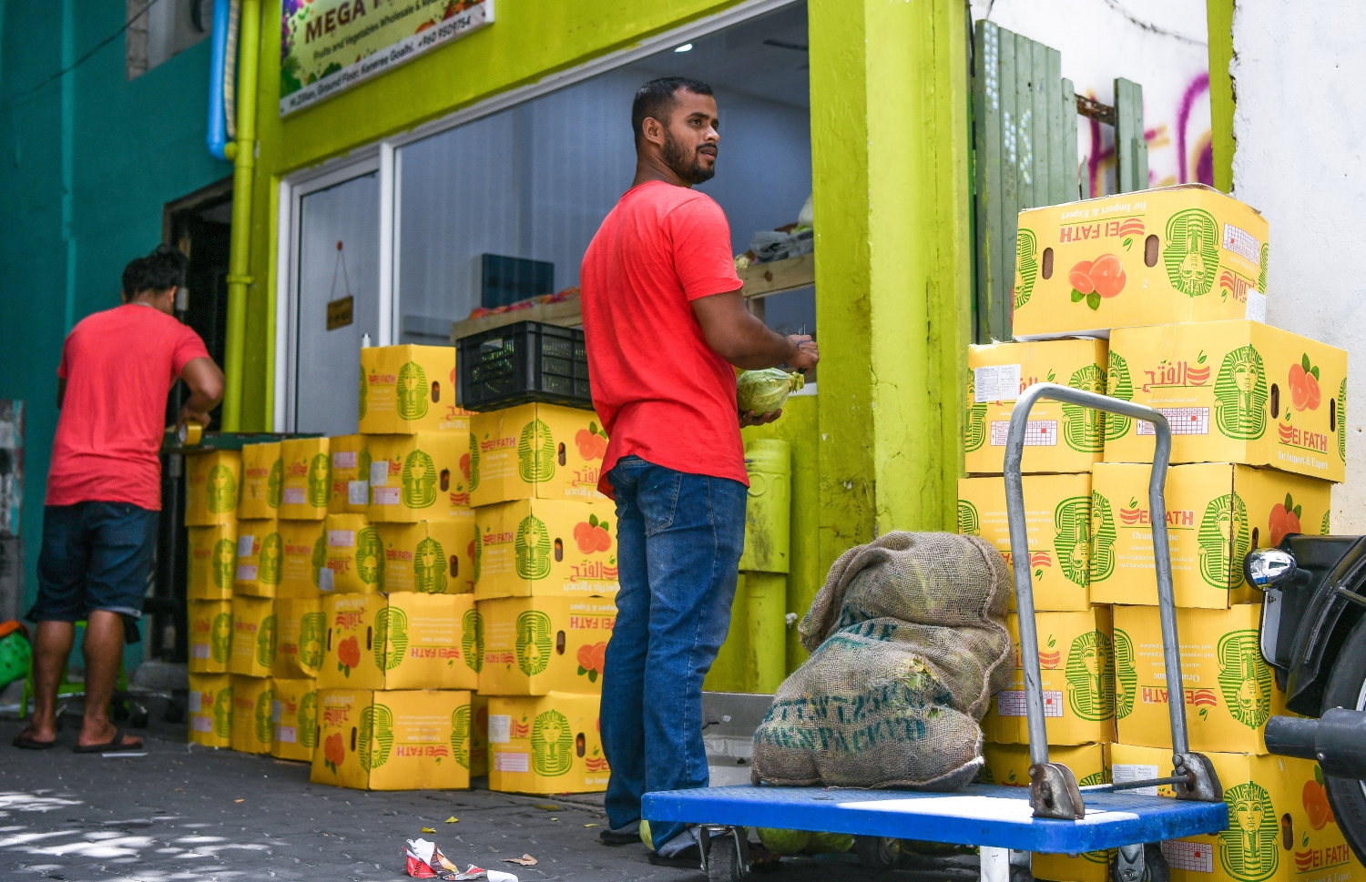 ހޯލްކޮށް މޭވާ އާއި ތަރުކާރީ ވިއްކާ ތަނެއްގައި ބިދޭސީއަކު ހުއްޓިގެން--ފޮޓޯ: ފަޔާޒް މޫސާ/ މިހާރު