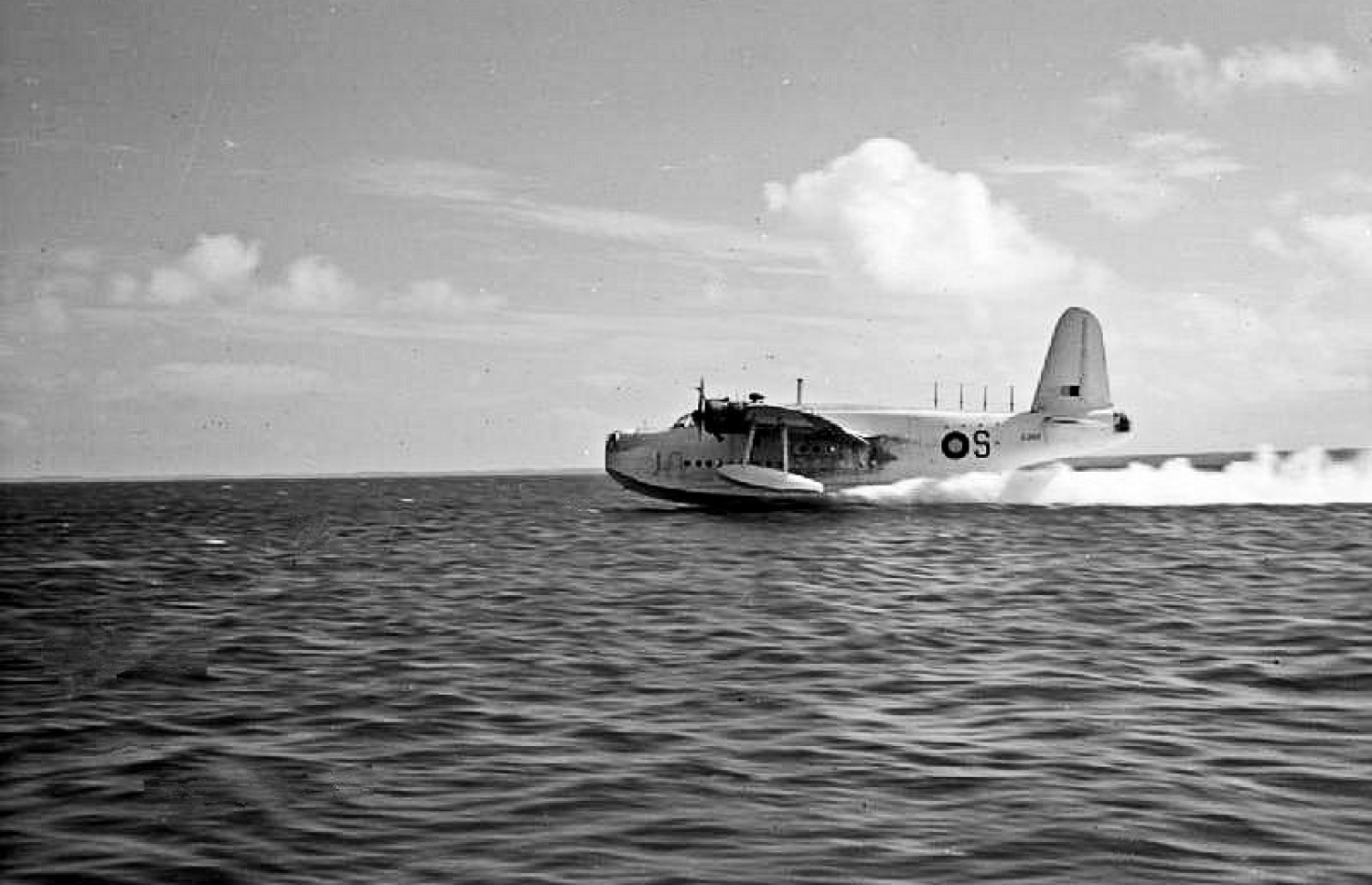 ރޯޔަލް އެއާފޯސްގެ ސީޕްލޭނެއް: ރައީސް މުހައްމަދު އަމީން ކޮޅުނބުން މާލެއަށް މީގެ ބޯޓެއްގައި ވަޑައިގަތުމާ އެކު ގަދަކަމުން ގެންގޮސް އެރުވީ ދޫނިދޫގައި.