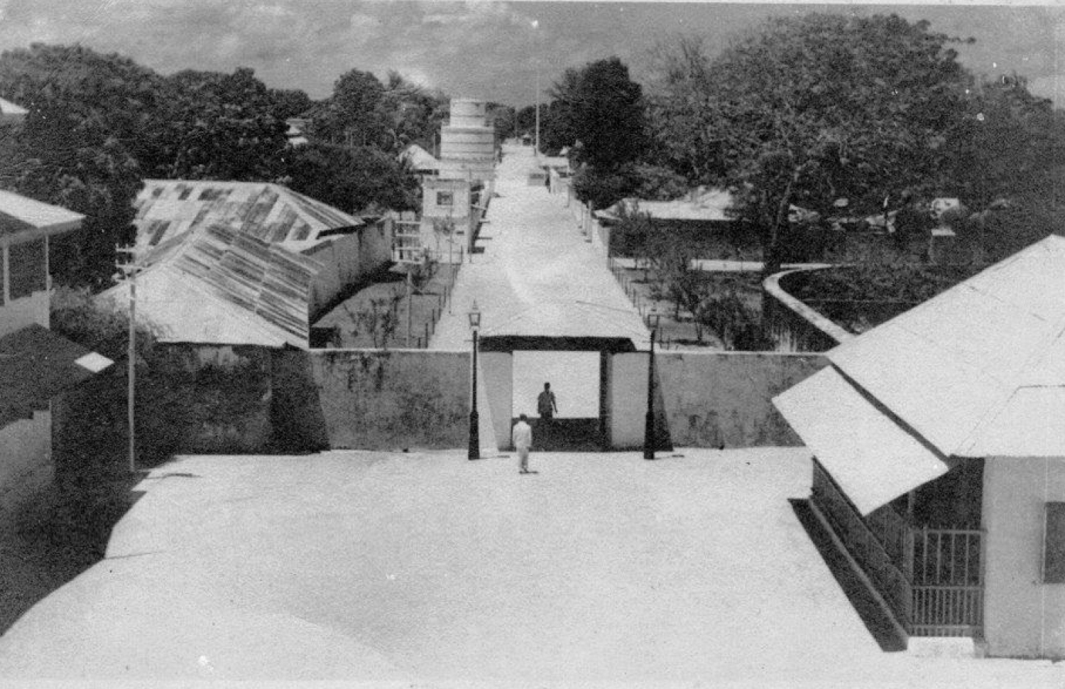 ރައީސް މުހައްމަދު އަމީންގެ ވެރިކަން ނިމުމަކަށް ގެންނަން މީހުން ޖަމާވި ގުޅަކުޅޭ ފަސްގަނޑު. ފޮޓޯގެ ވައަތްފަރާތުން އެ ފެންނަނީ ސިފައިންގެ.