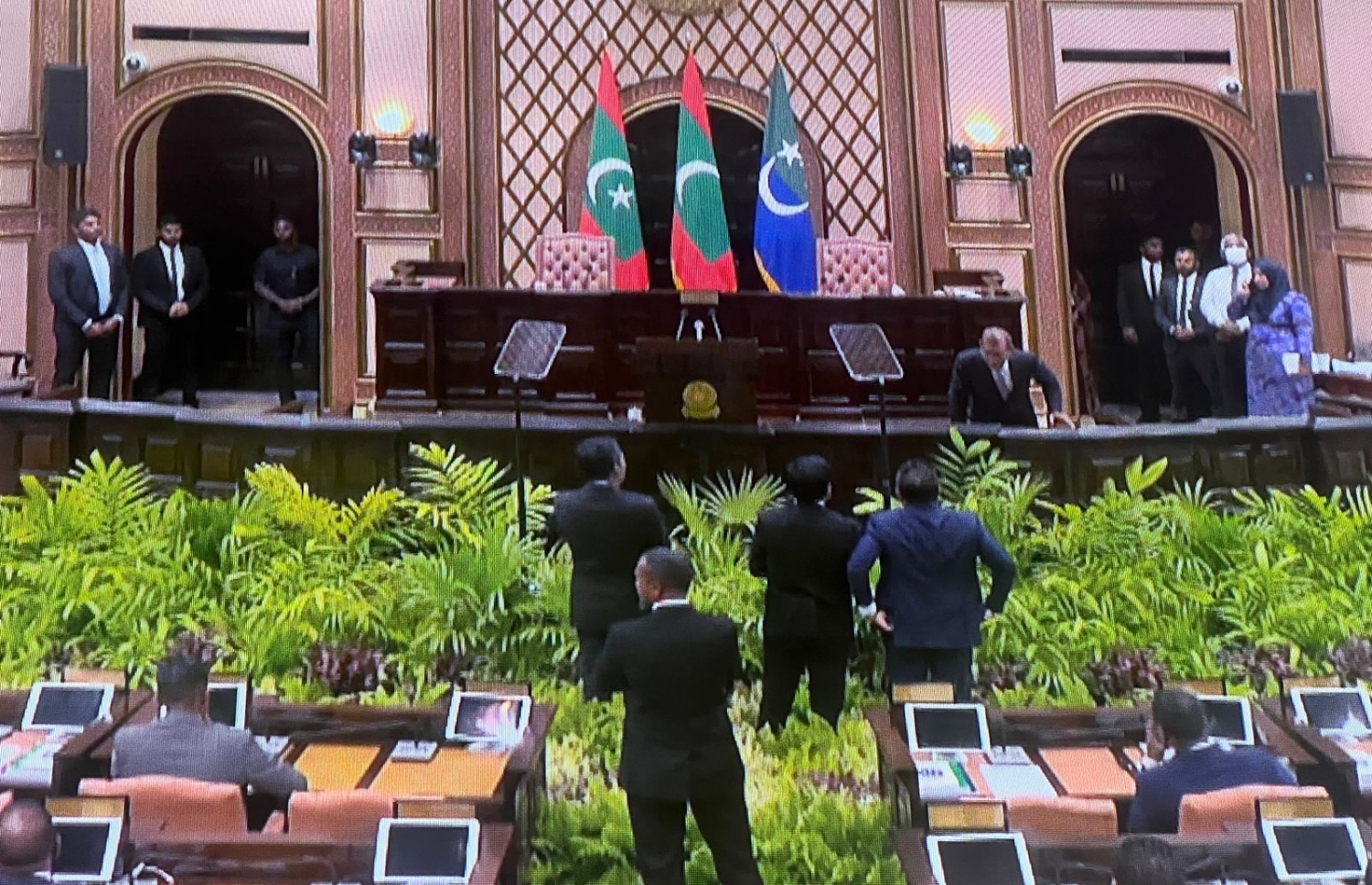 ރައީސް އިބްރާހިމް މުހައްމަދު ސޯލިހު ރިޔާސީ ބަޔާން އިއްވަވަމުން ގެންދަވާއިރު، އިދިކޮޅު ފަރާތްތަކުން ރިޔާސީ ބަޔާނަށް ހުރަސް އަޅައި އަޑުގަދަ ކުރަނީ-- ފޮޓޯ: މަޖިލިސް