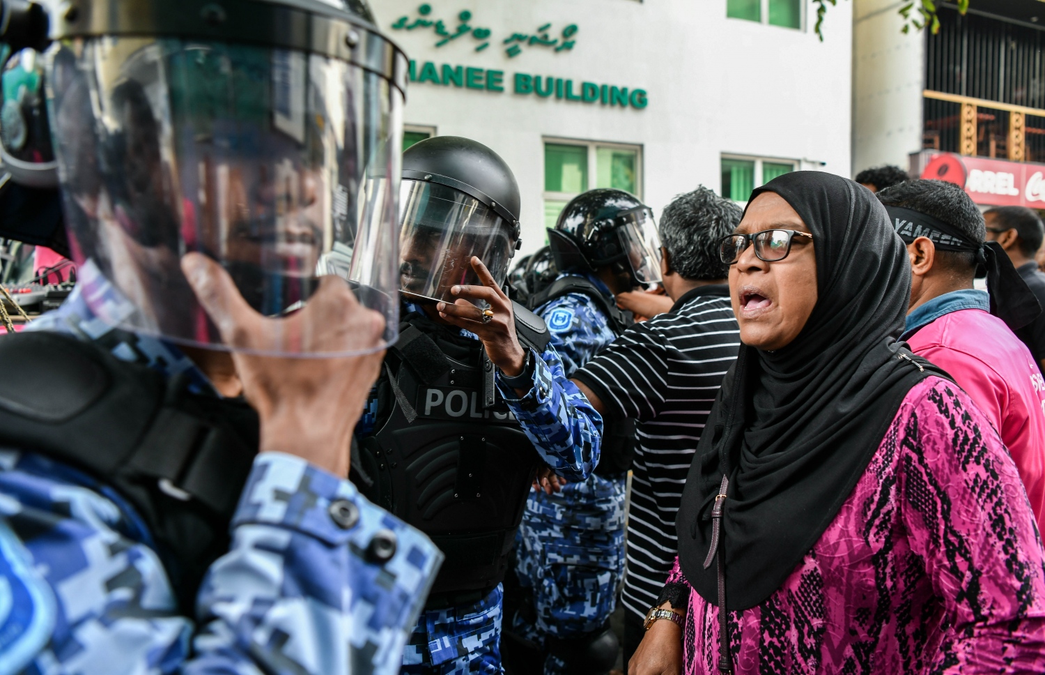 މި އަހަރުގެ ރިޔާސީ ބަޔާން އިއްވާއިރު، މަޖިލިސް ކައިރީގައި އިދިކޮޅުން މުޒާހަރާކުރަނީ -- ފޮޓޯ: ފަޔާޒް މޫސާ | މިހާރު