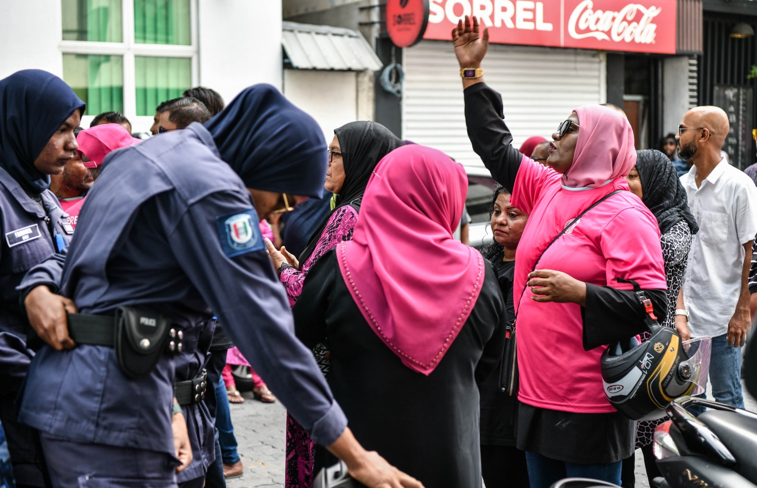 މި އަހަރުގެ ރިޔާސީ ބަޔާން އިއްވާއިރު، މަޖިލިސް ކައިރީގައި އިދިކޮޅުން މުޒާހަރާކުރަނީ -- ފޮޓޯ: ފަޔާޒް މޫސާ | މިހާރު