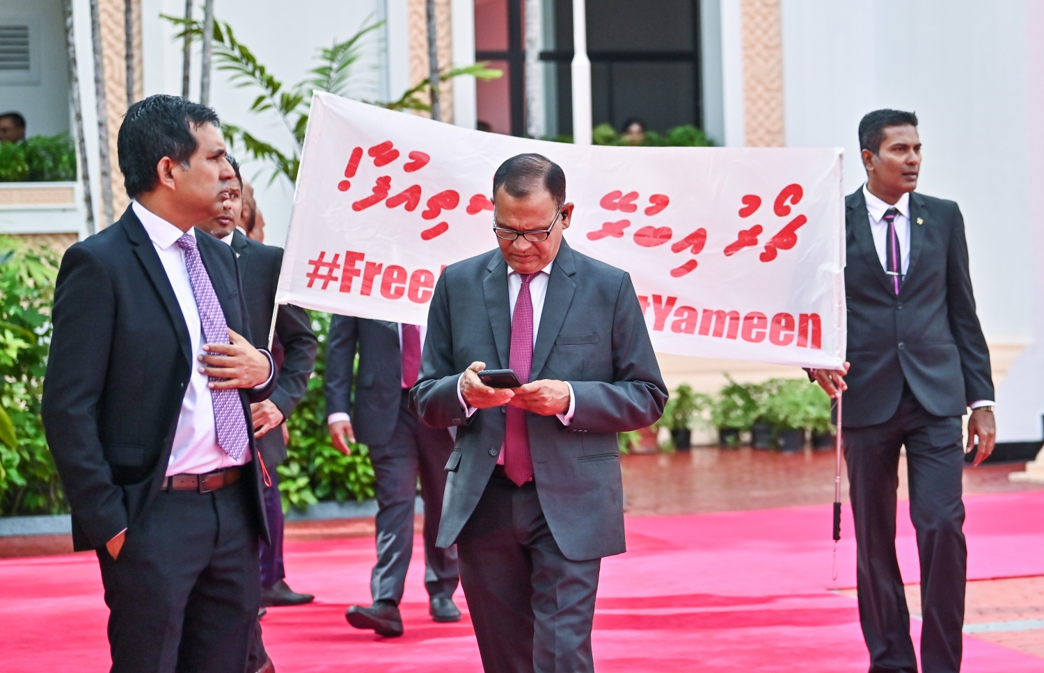 މި އަހަރުގެ ރިޔާސީ ބަޔާން އިއްވާއިރު، މަޖިލިސް ކައިރީގައި މުޒާހަރާކުރަނީ -- ފޮޓޯ: ފަޔާޒް މޫސާ | މިހާރު