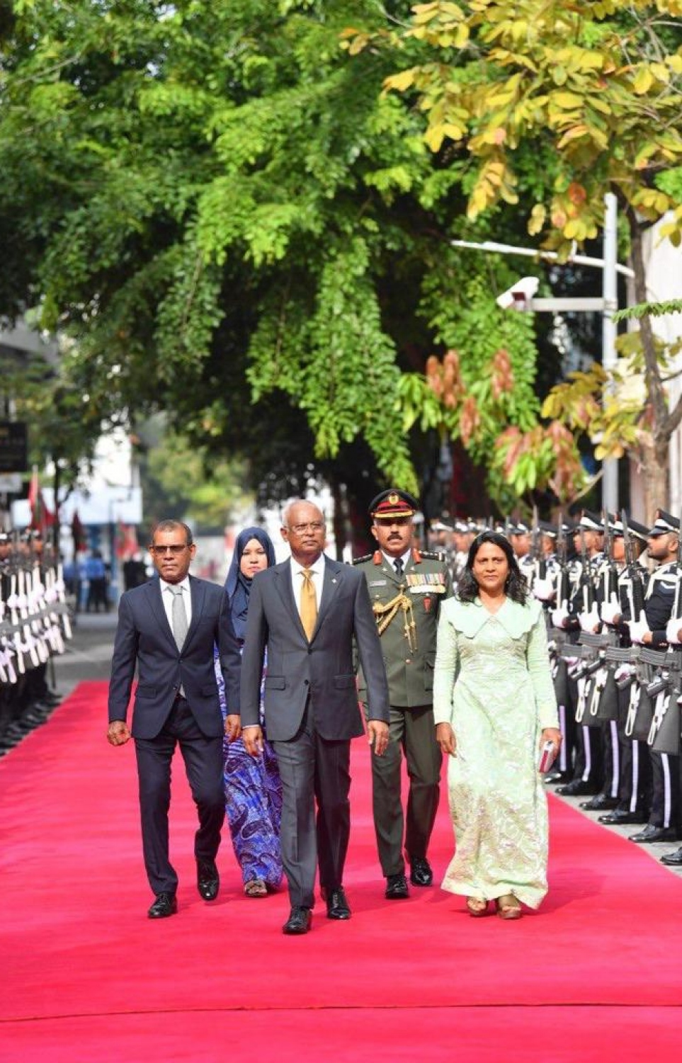 ރައީސް އިބްރާހިމް މުހައްމަދު ސޯލިހު މި އަހަރުގެ ރިޔާސީ ބަޔާން ރައްޔިތުންގެ މަޖިލިިހަށް އިއްވެވުމަށް ރަސްމީ އިއްޒަތުގައި ރަތްދޫލައިގައި މަޖިލީހަށް ވަޑައިގަންނަވާއިރު، އަރިހުގައި ރައްޔިތުން މަޖިލީހުގެ ރައީސް މުހައްމަދު ނަޝީދާއި ފަސްޓް ލޭޑީ ފަޒްނާ އަހުމަދު.---ފޮޓޯ: މަޖިލިސް