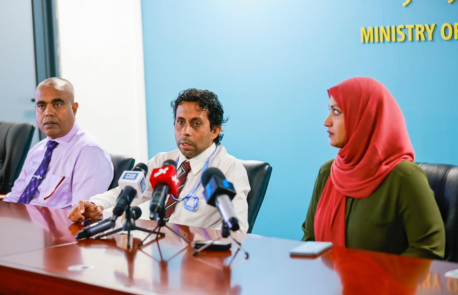 ޓްރާންސްޕޯޓް މިނިސްޓްރީން ބޭއްވި ނޫސްވެރިންގެ ބައްދަލުވުމުގައި މިނިސްޓަރު އައިޝަތު ނަހުލާ އާއި މިނިސްޓްރީގެ އިސްވެރިން -- ފޮޓޯ: ޓްރާންސްޕޯޓް މިނިސްޓްރީ