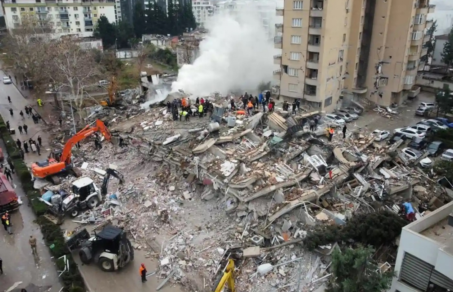 ތުރުކީ އާއި ސީރިއާގެ ބޯޑަރު ސަރަހައްދަށް އައި ބިންހެލުމުގައި އިމާރާތްތައް ފުނޑުފުނޑުވެފައި --- ފޮޓޯ: އަނަޑަލޫ އެޖެންސީ