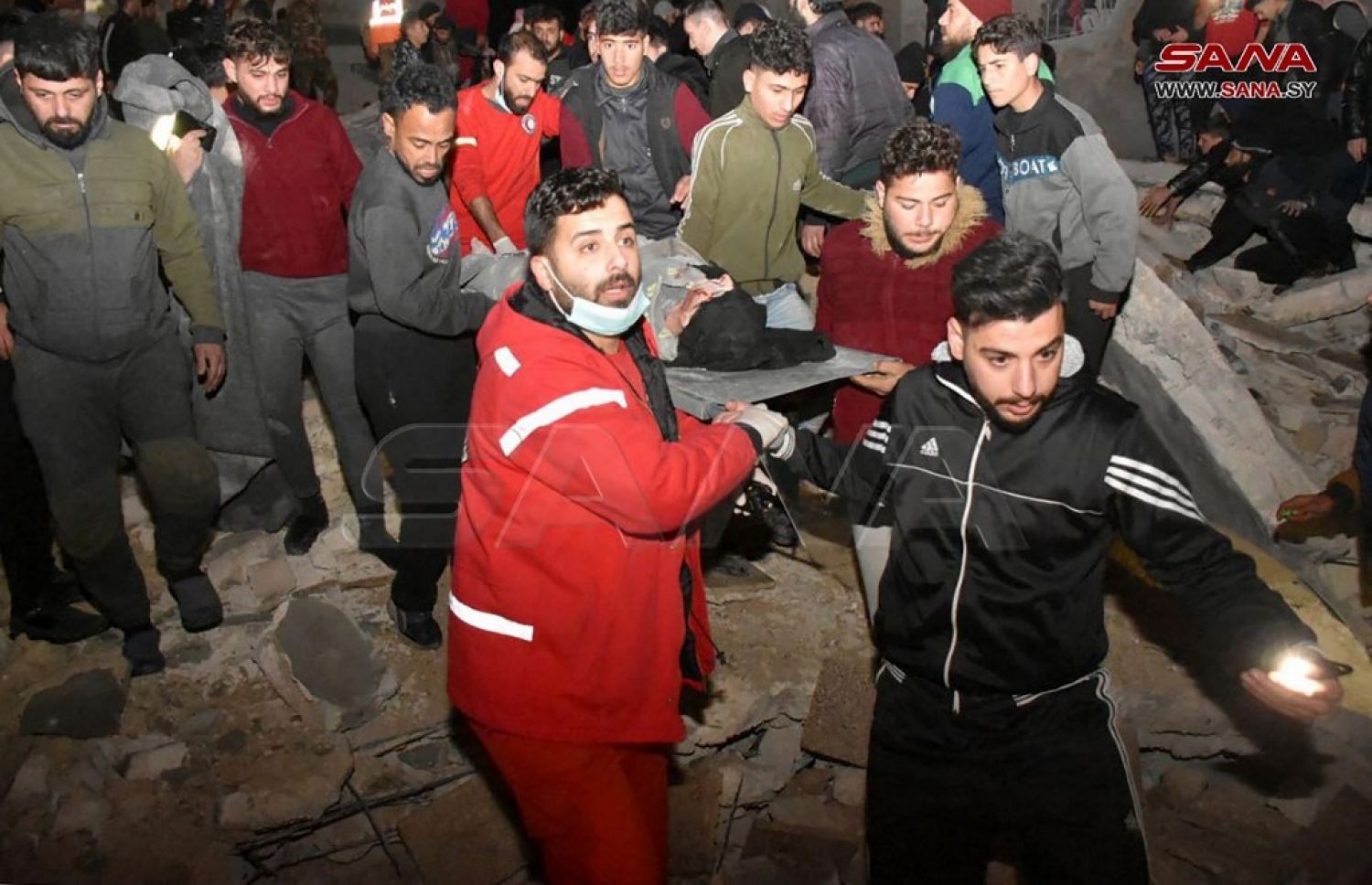 ތުރުކީގެ އިރުމަތީގައި، ސީރިއާގެ ބޯޑަރު ސަރަހައްދުގައި އޮންނަ ގާޒީއަންތާބް އަށް އައި ބާރުގަދަ ބިންހެލުމެއްގައި އެ ސަރަހައްދަށް ބޮޑުތި ގެއްލުންވެ، އެ ސަރަހައްދުގައި ތިބި މީހުންނަށް ރައްކާތެރި ސަރަހައްދަށް ގެންދިއުމަށް އެހީތެރިވަނީ.-- ފޮޓޯ: އޭއެފަޕީ