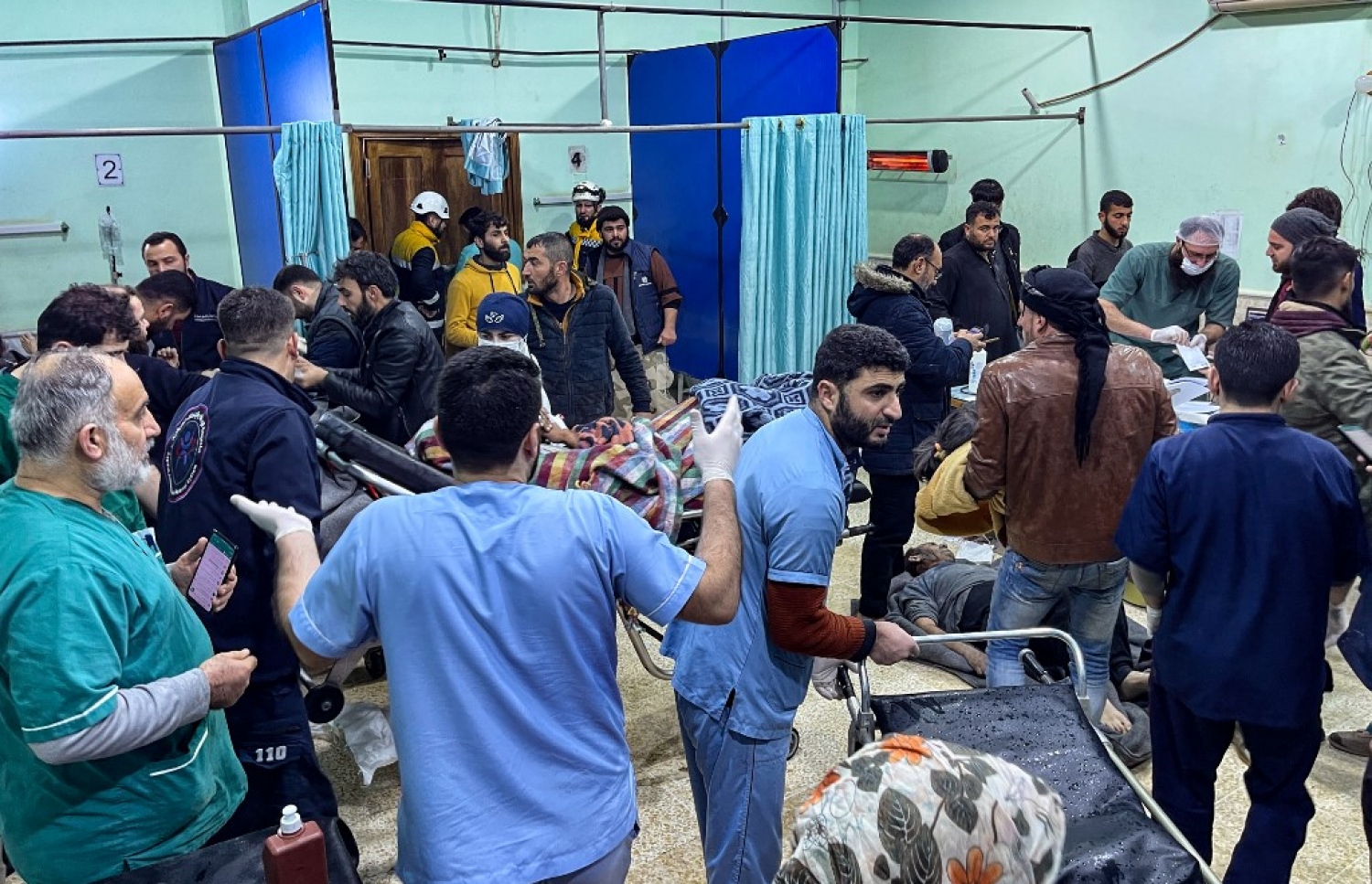 ތުރުކީގެ އިރުމަތީގައި، ސީރިއާގެ ބޯޑަރު ސަރަހައްދުގައި އޮންނަ ގާޒީއަންތާބް އަށް އައި ބާރުގަދަ ބިންހެލުމެއްގައި އެ ސަރަހައްދަށް ބޮޑުތި ގެއްލުންވެ، އެ ސަރަހައްދުގައި ތިބި މީހުންނަށް އެހީތެރިވަނީ.-- ފޮޓޯ: އޭއެފަޕީ