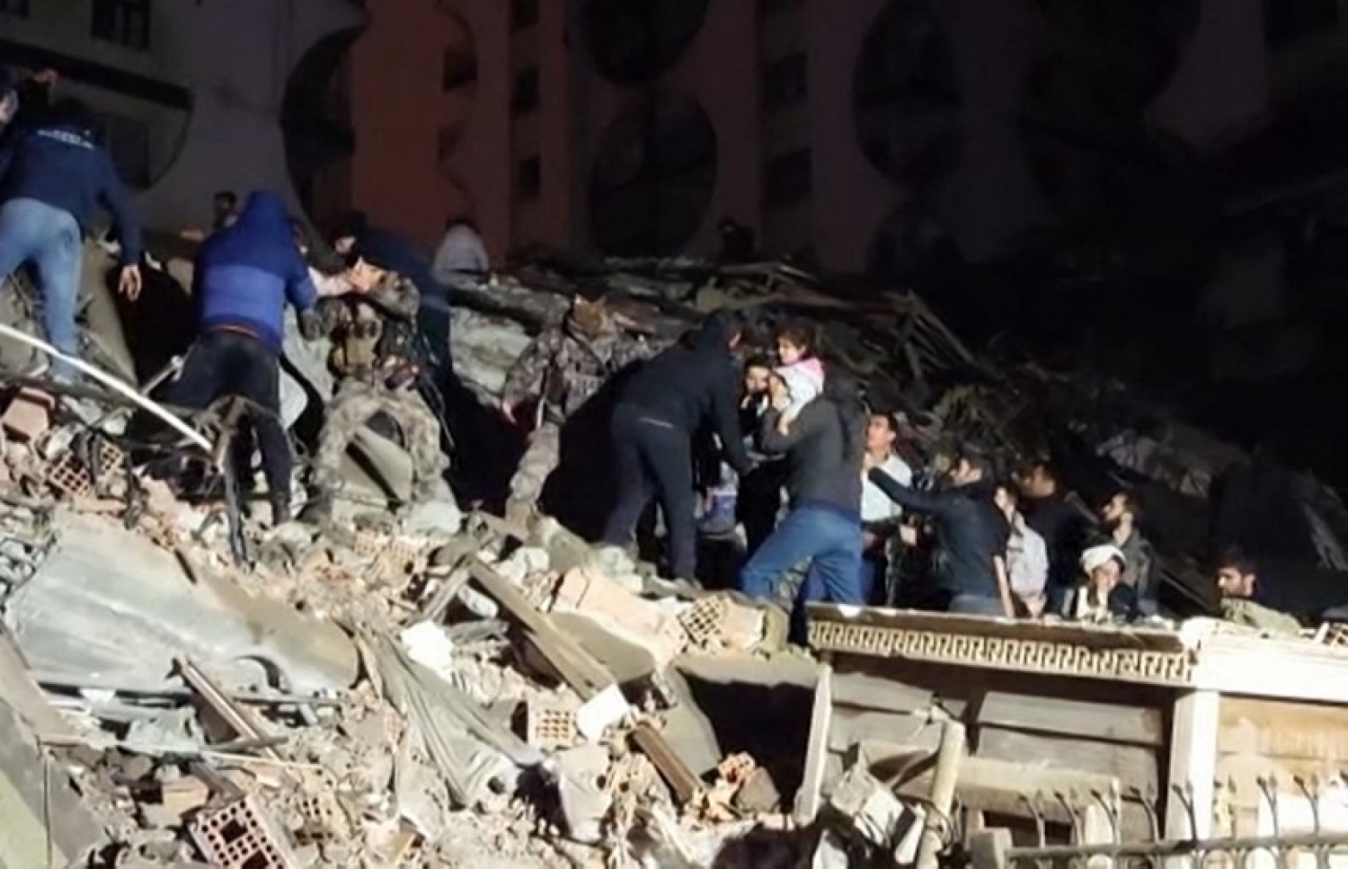 ތުރުކީގެ އިރުމަތީގައި، ސީރިއާގެ ބޯޑަރު ސަރަހައްދުގައި އޮންނަ ގާޒީއަންތާބް އަށް އައި ބާރުގަދަ ބިންހެލުމެއްގައި އެ ސަރަހައްދަށް ބޮޑުތި ގެއްލުންވެ، އެ ސަރަހައްދުގައި ތިބި މީހުންނަށް ރައްކާތެރި ސަރަހައްދަށް ގެންދިއުމަށް އެހީތެރިވަނީ.-- ފޮޓޯ: އޭއެފަޕީ