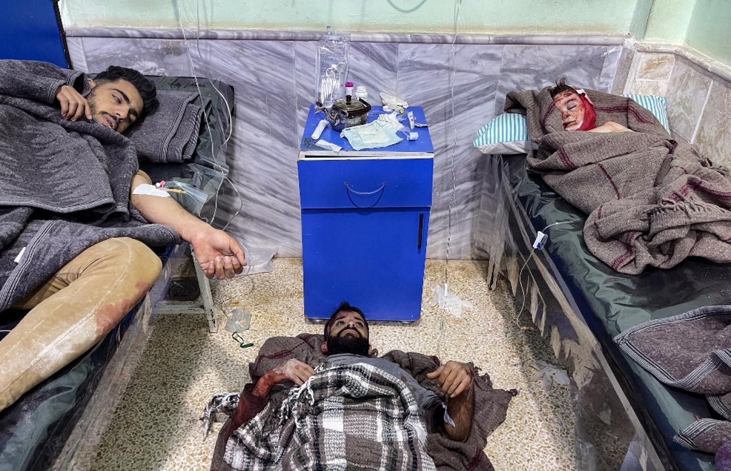 ތުރުކީގެ އިރުމަތީގައި، ސީރިއާގެ ބޯޑަރު ސަރަހައްދުގައި އޮންނަ ގާޒީއަންތާބް އަށް އައި ބާރުގަދަ ބިންހެލުމެއްގައި އެ ސަރަހައްދަށް ބޮޑުތި ގެއްލުންވެ، އަނިޔާވި މީހުންނަށް ފަރުވާ ދިނުމަށް އެހީތެރިވަނީ.-- ފޮޓޯ: އޭއެފަޕީ