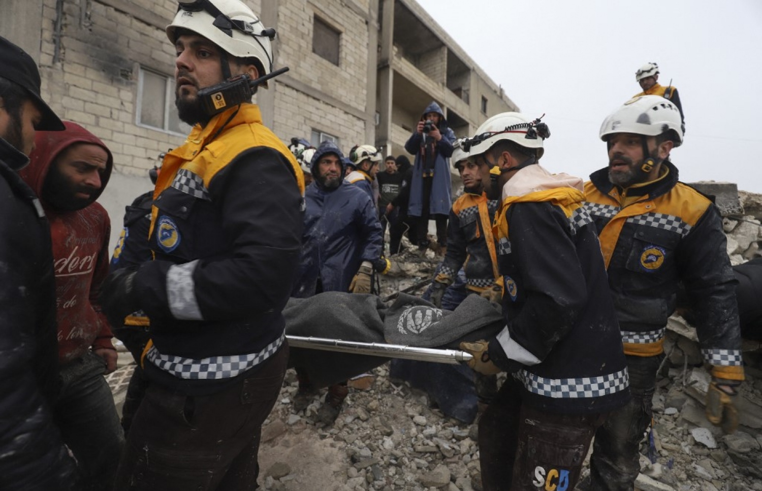 ތުރުކީގެ އިރުމަތީގައި، ސީރިއާގެ ބޯޑަރު ސަރަހައްދުގައި އޮންނަ ގާޒީއަންތާބް އަށް އައި ބާރުގަދަ ބިންހެލުމެއްގައި އެ ސަރަހައްދަށް ބޮޑުތި ގެއްލުންވެ، އަނިޔާވި މީހުންނަށް ފަރުވާ ދިނުމަށް އެހީތެރިވަނީ.-- ފޮޓޯ: އޭއެފަޕީ