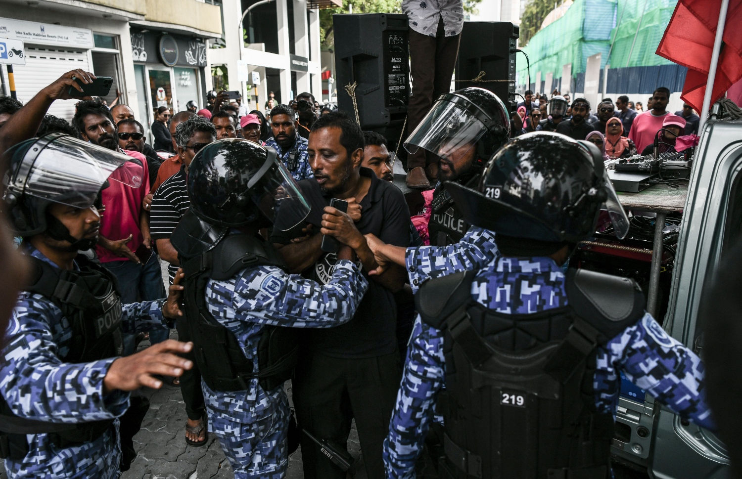 ލައުޑް ސްޕީކަރު ހަރުކޮށްގެން، މުޒާހަރާ އަށް ވެއްދި ޕިކަޕެއް ހުއްޓުވައި ފުލުހުންގެ ބެލުމުގެ ދަށަށް އެ ޕިކަޕްގެ ޑްރައިވަރު ގެންދަނީ.---ފޮޓޯ: ފަޔާޒު މޫސާ| މިހާރު