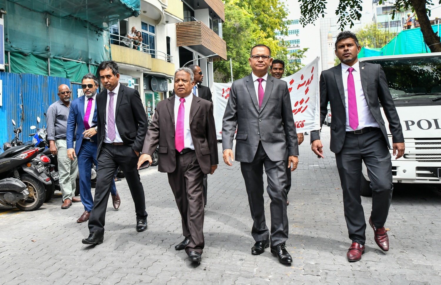 ރައީސް އިބްރާހިމް މުހައްމަދު ސޯލިހު، ރައްޔިތުންގެ މަޖިލިހުގައި ރިޔާސީ ބަޔާން އިއްވަވަން ފެއްޓެވުމުން ހުރަސް އެޅުމަށް ފަހު، މަޖިލިހުގެ އިދިކޮޅު ބައެއް މެމްބަރުން، އެ ވަގުތު ސޯސަން މަގުގައި އޮތް މުޒާހަރާއާ ގުޅިވަޑައިގަތުމަށް ވަޑައިގަންނަވަނީ.---ފޮޓޯ: ފަޔާޒު މޫސާ| މިހާރު