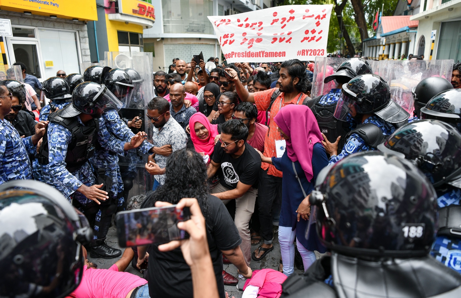 ސޯސަން މަގުގައި އިދިކޮޅުން ބޭއްވި މުޒާހަރާ ކޮންޓްރޯލް ކުރުމަށް ފުލުހުން މަސައްކަތް ކުރަނީ: އެ މުޒާހަރާ ފުުލުހުން ރޫޅާލީ ބާރުގެ ބޭނުންކޮށްގެން.--- ފޮޓޯ: ފަޔާޒު މޫސާ | މިހާރު