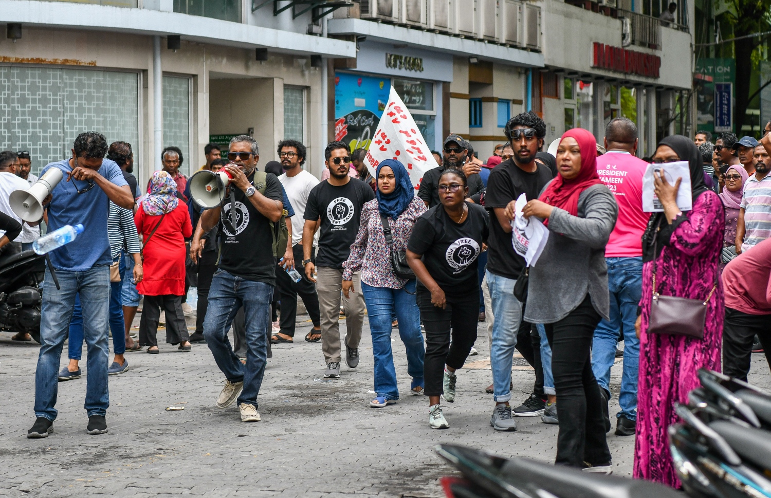 ސޯސަން މަގުގައި އިދިކޮޅުން ބޭއްވި މުޒާހަރާ ކޮންޓްރޯލް ކުރުމަށް ފުލުހުން މަސައްކަތް ކުރަނީ: ފުލުހުންނާ ދިމާލަށް ފެންފުޅި ފަދަ ތަކެތި ވެސް މުޒާހަރާގެ ބައިވެރިން އުކި.--- ފޮޓޯ: ފަޔާޒު މޫސާ | މިހާރު